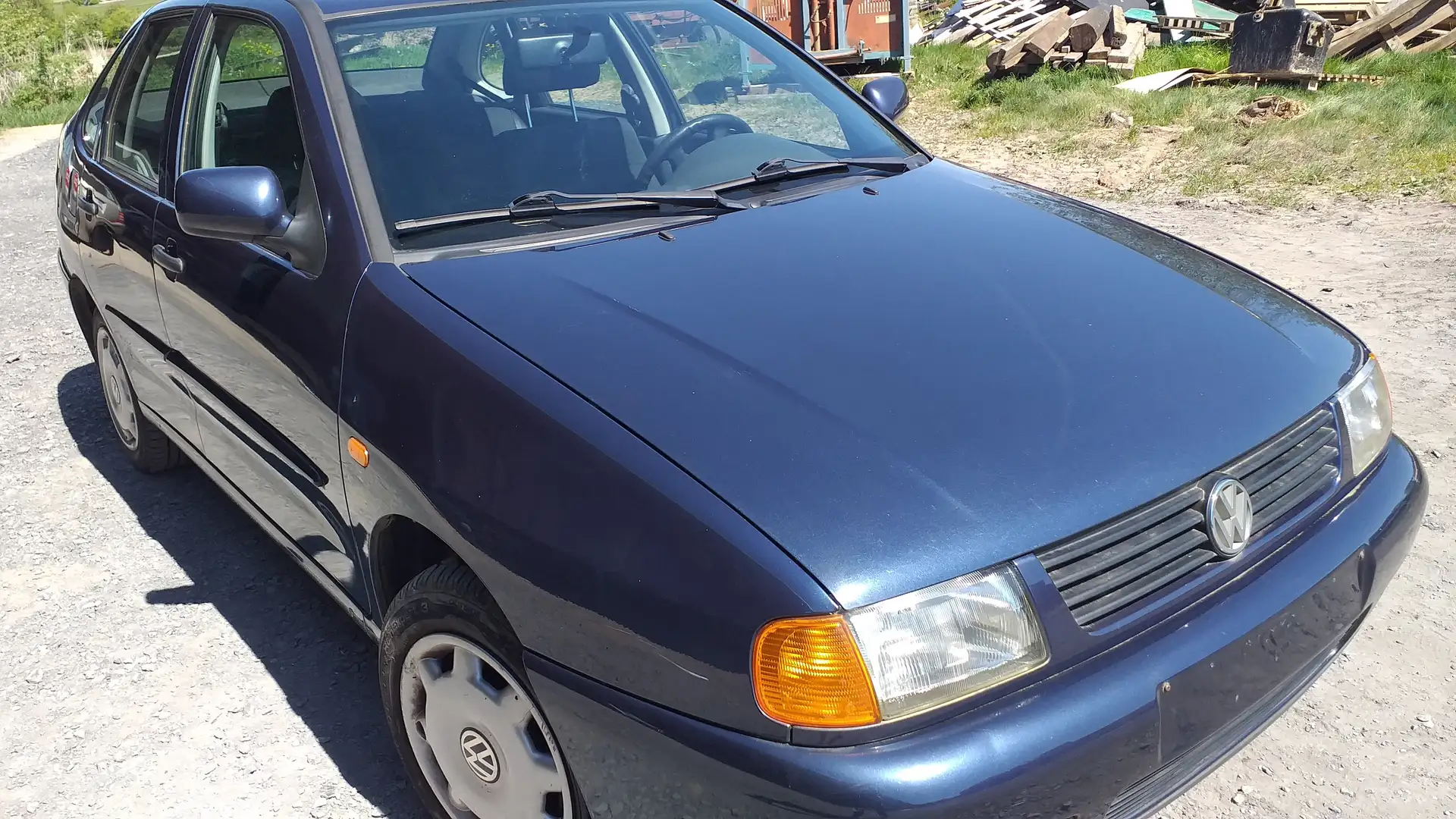 Volkswagen Polo Sedan 1.4i Bleu - 1
