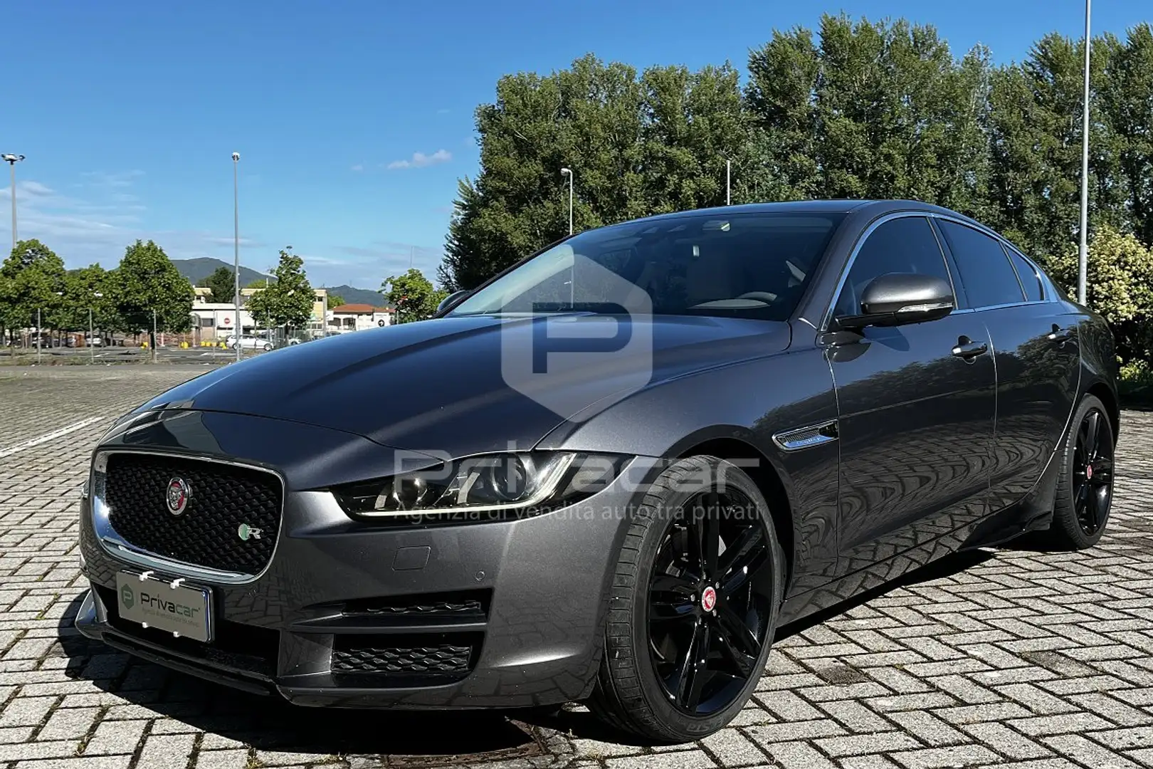 Jaguar XE XE 2.0 D Turbo 180CV aut. R-Sport Stříbrná - 1