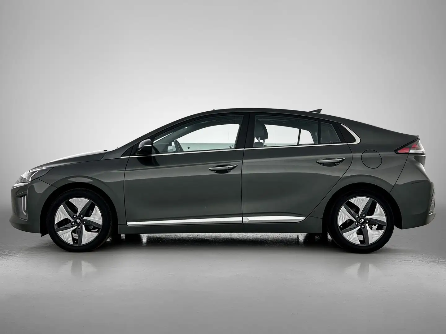 Hyundai IONIQ 1.6 GDi Automaat Hybride Premium - Plus Sky / Schu Grijs - 2
