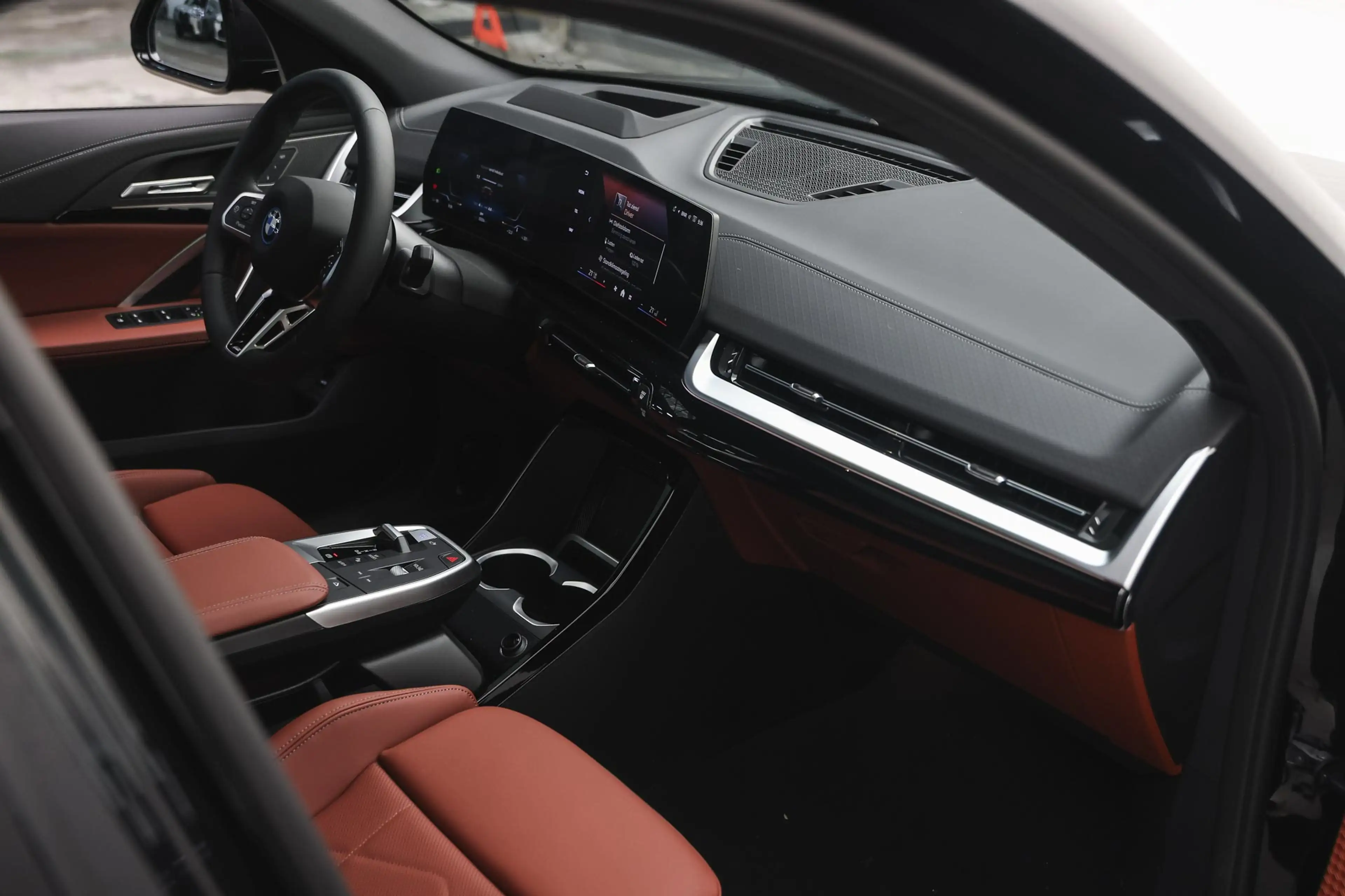 BMW iX2 eDrive20 M Sport / Panoramadak / Sportstoelen / M — photo 14