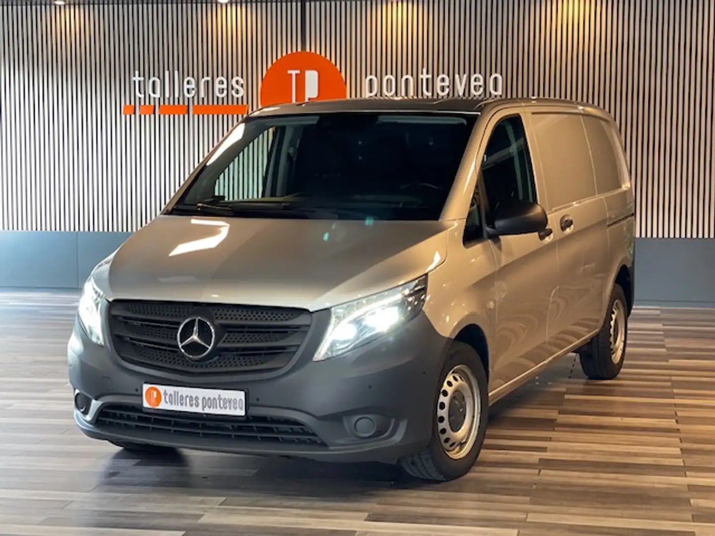 Mercedes-Benz Vito Furgón 114CDI Compacta Grigio - 2