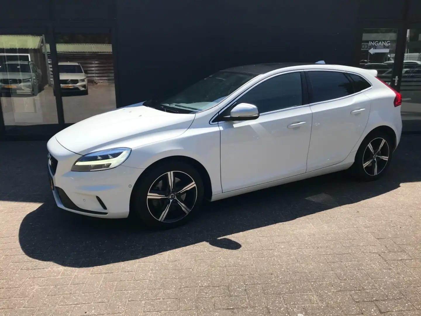 Volvo V40 1.5 T3 POLAR+ SPORT **Trekhaak/Pano dak** Blanc - 2