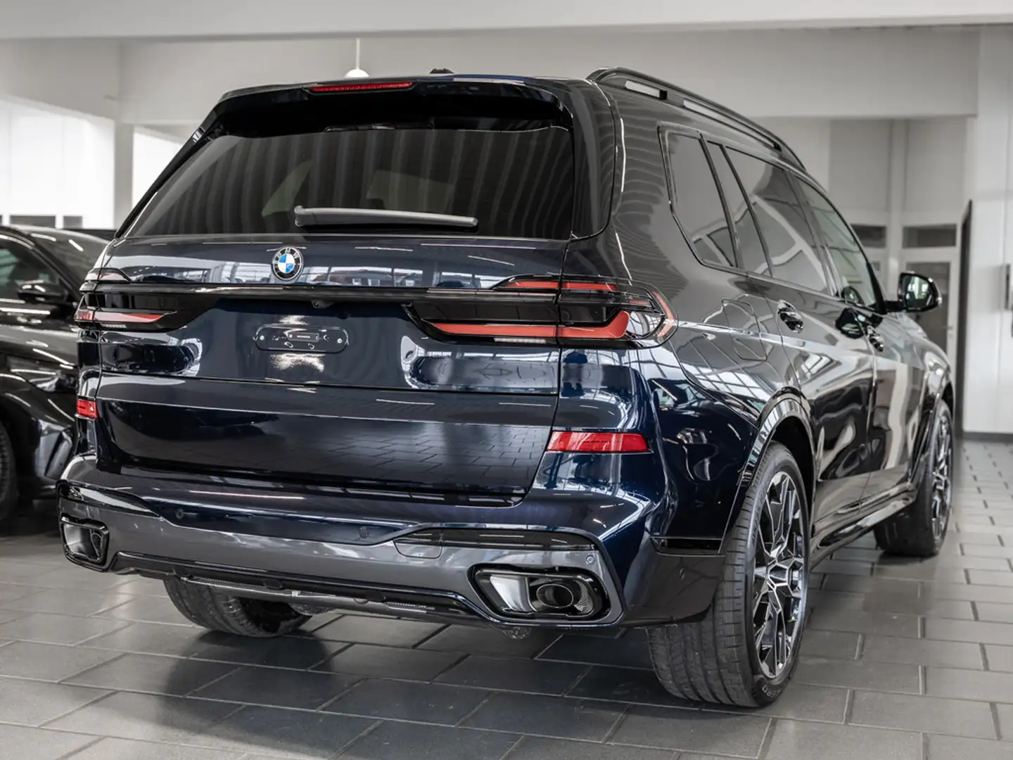 BMW X7 xDrive 40d M-Sport Pro PANO AHK 360° HUD Schwarz - 2