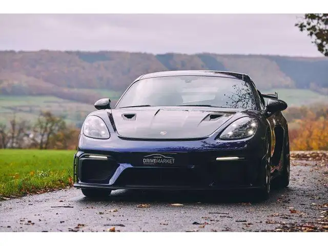 Porsche Cayman GT4 RS Weissach