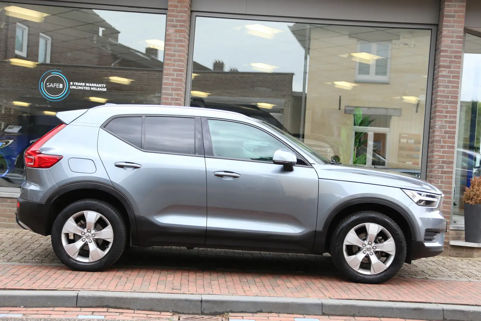 Volvo XC40 1.5 T3 Momentum Navi HK Camera LED Grijs - 2