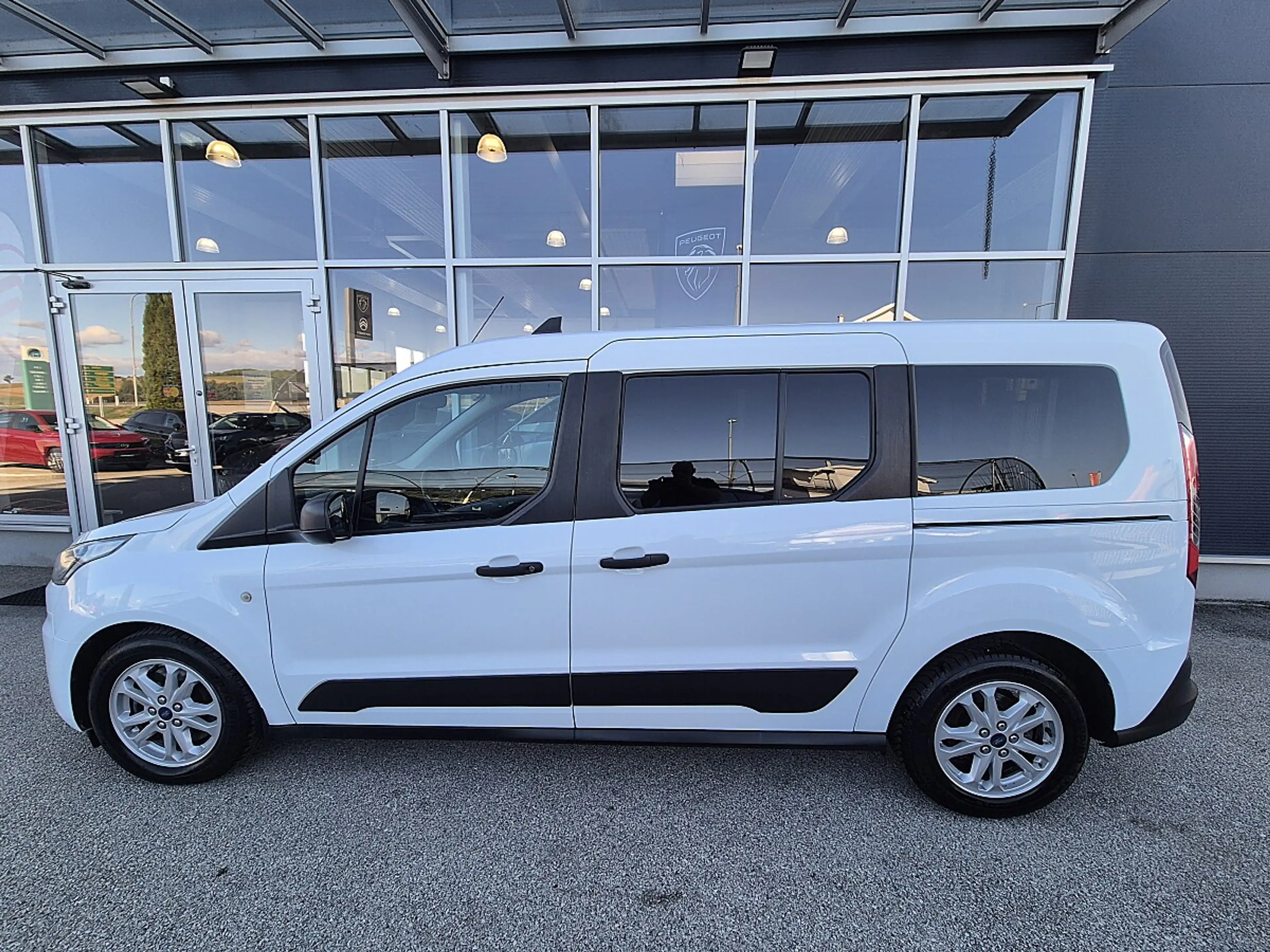 Ford Grand Tourneo Connect Trend 1,5 EcoBlue L2 — photo 3