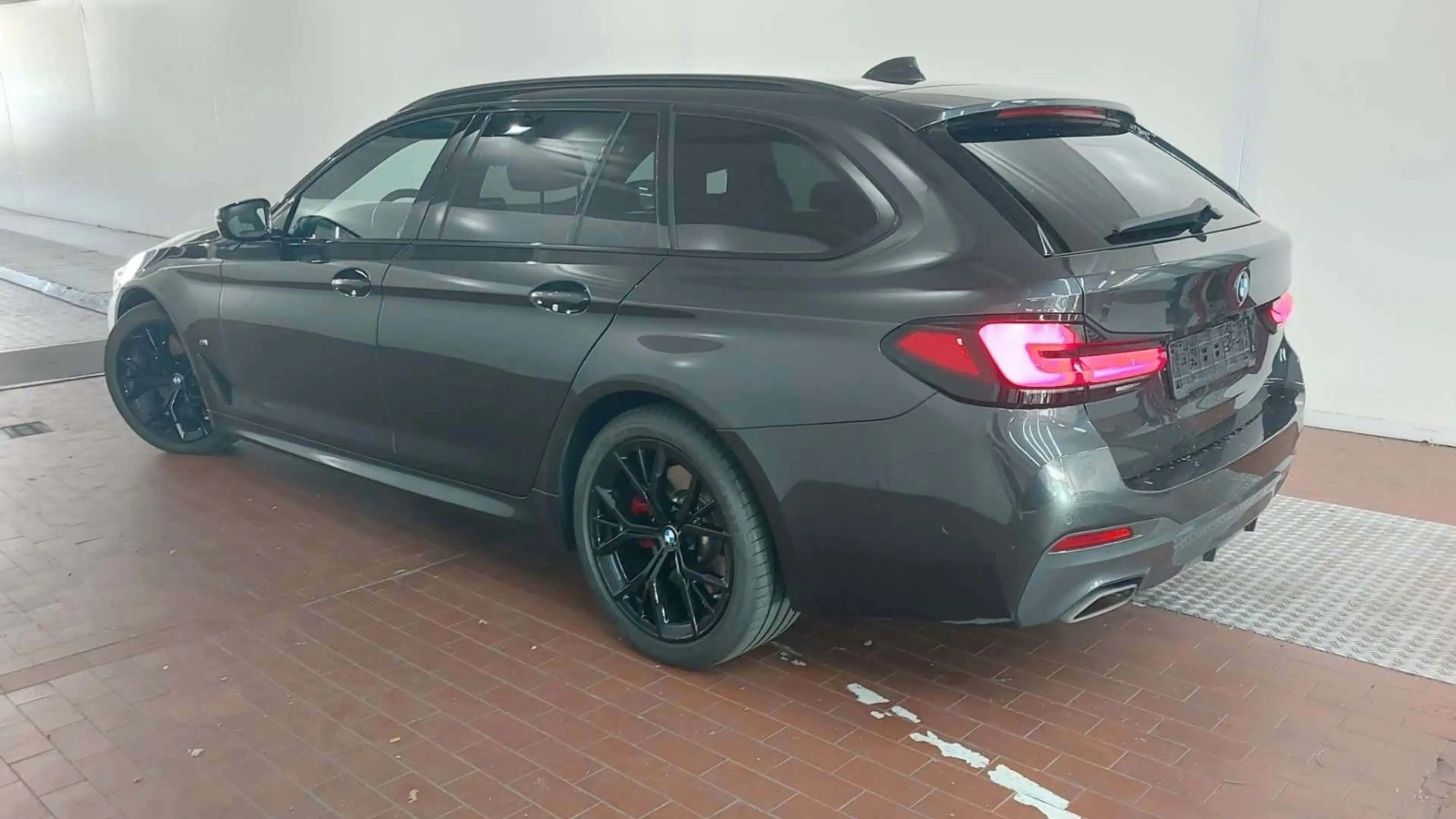 BMW 530 5 Touring 530 d xDrive M Sport — photo 4