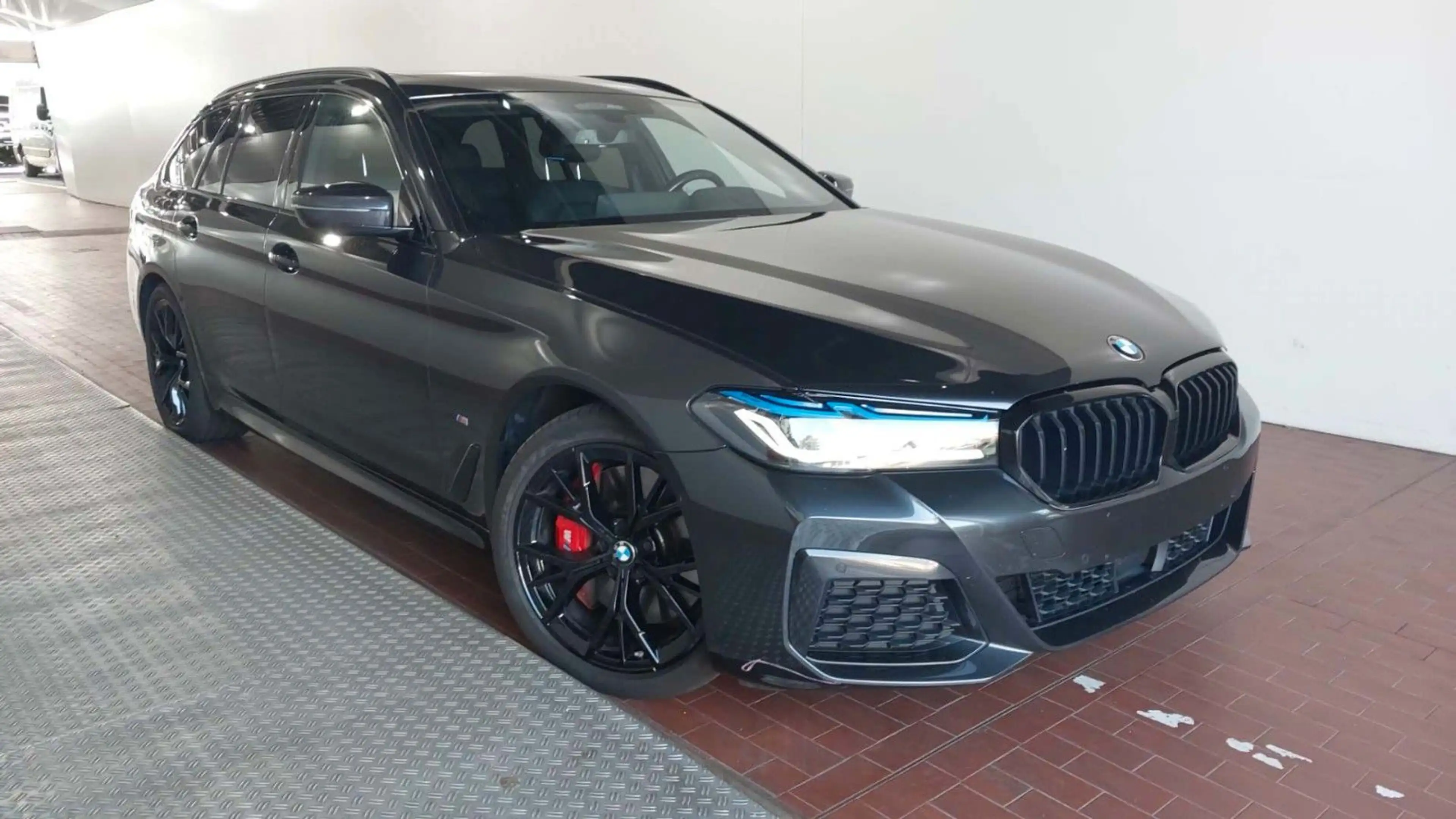 BMW 530 5 Touring 530 d xDrive M Sport — photo 2