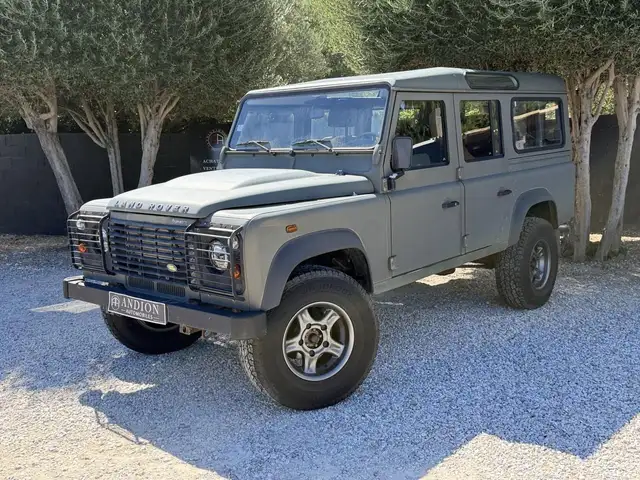 Land Rover Defender 110 2.4L 7 places