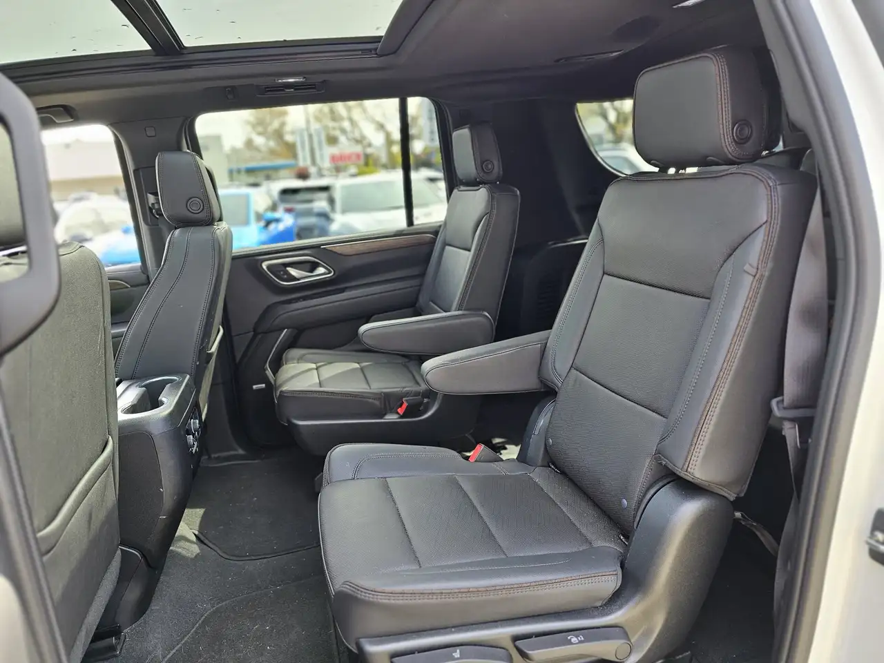 Chevrolet Suburban снимка Chevrolet Suburban