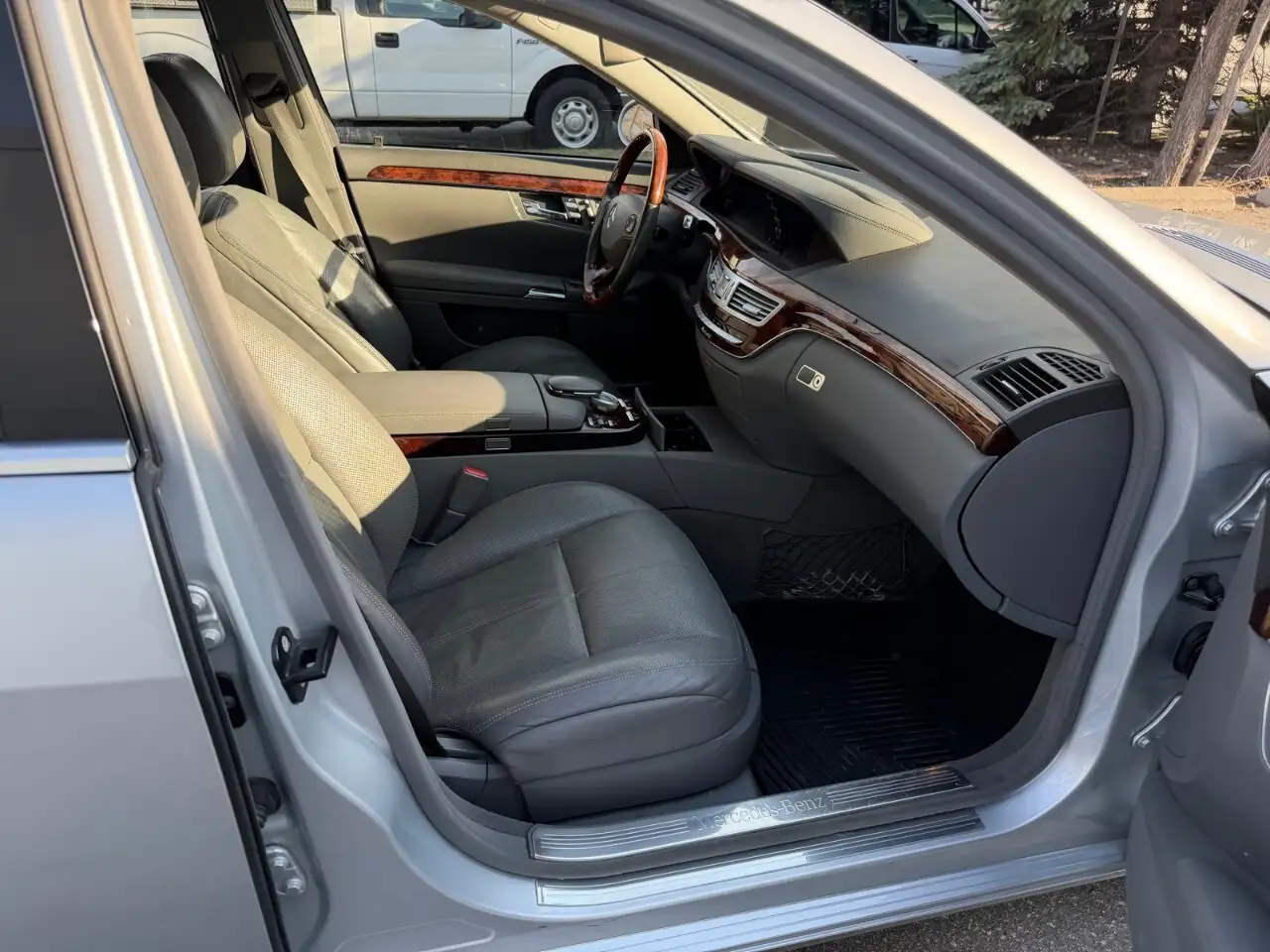 Mercedes-Benz S-Class снимка Mercedes-Benz S-Class