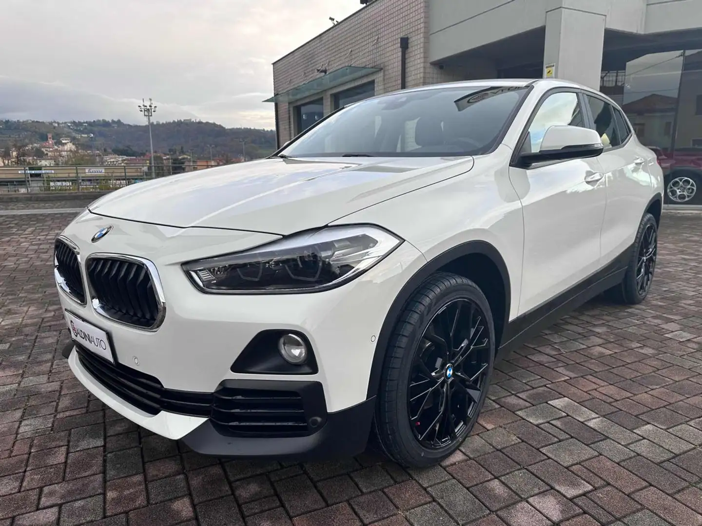 BMW X2 sDrive18d Business-X Bianco - 1