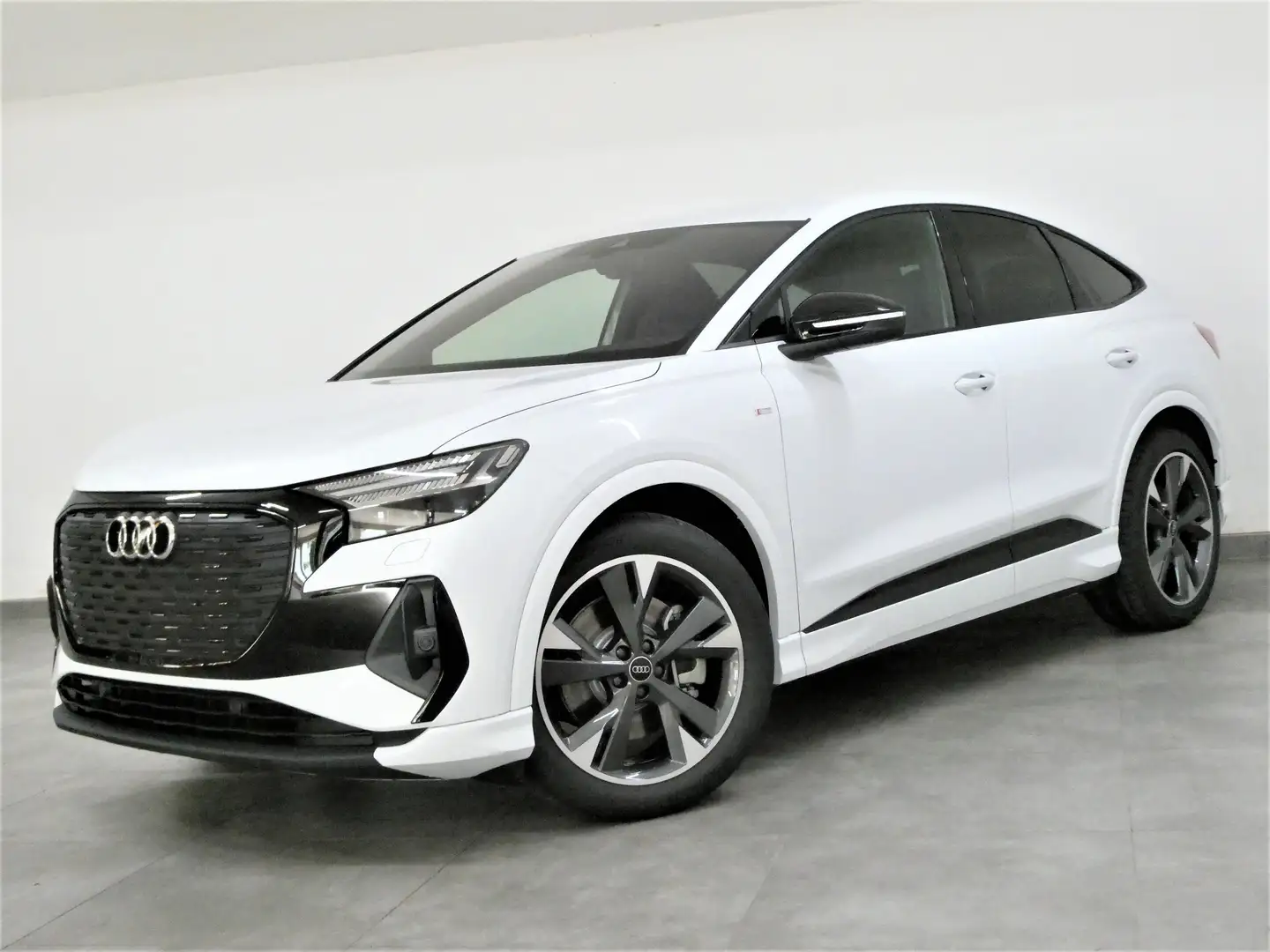 Audi Q4 e-tron Sportback 55 quattro Matrix Navi ACC Ahk App DAB Weiß - 1