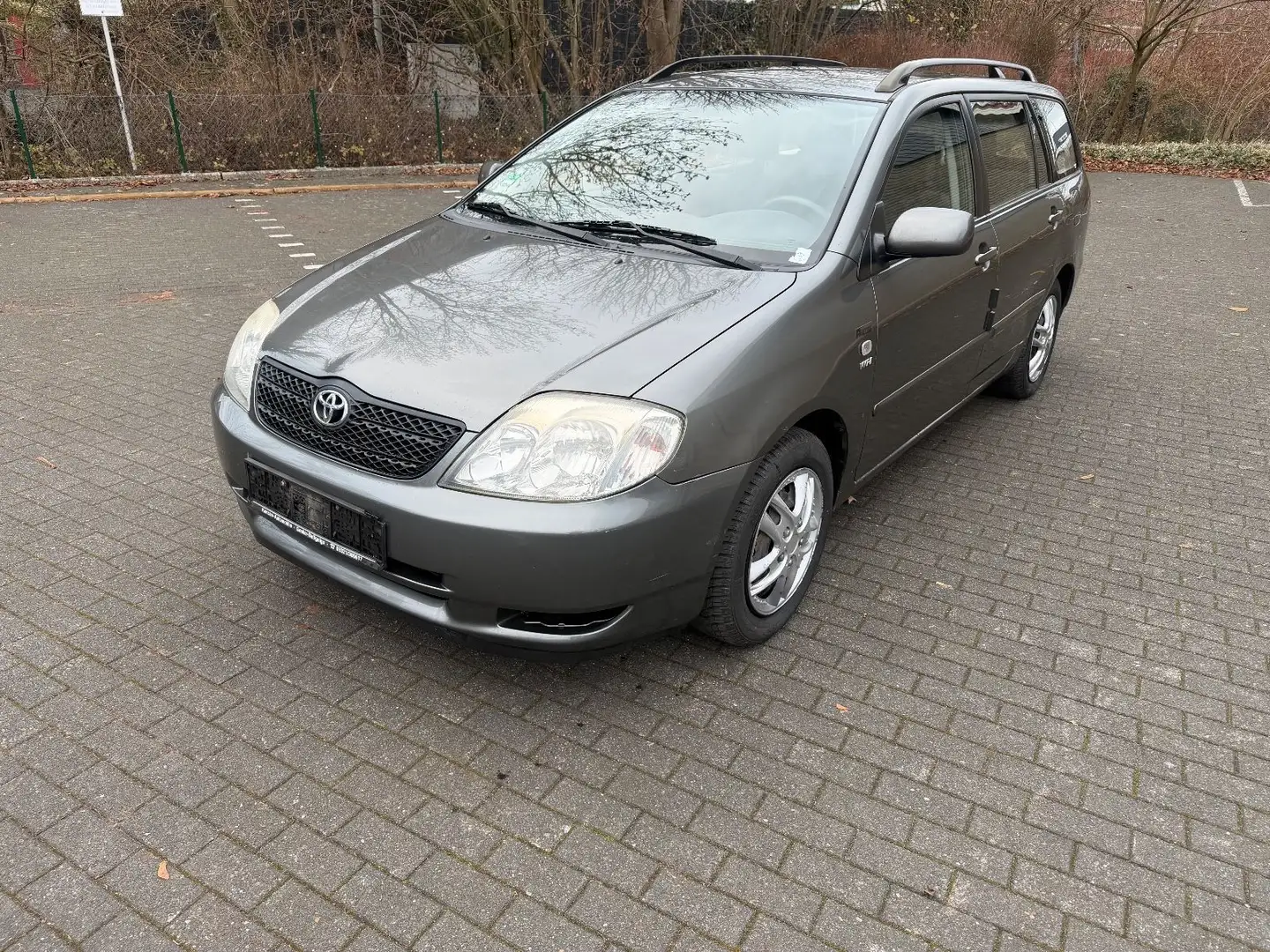 Toyota Corolla Kombi 1.4 Grau - 1