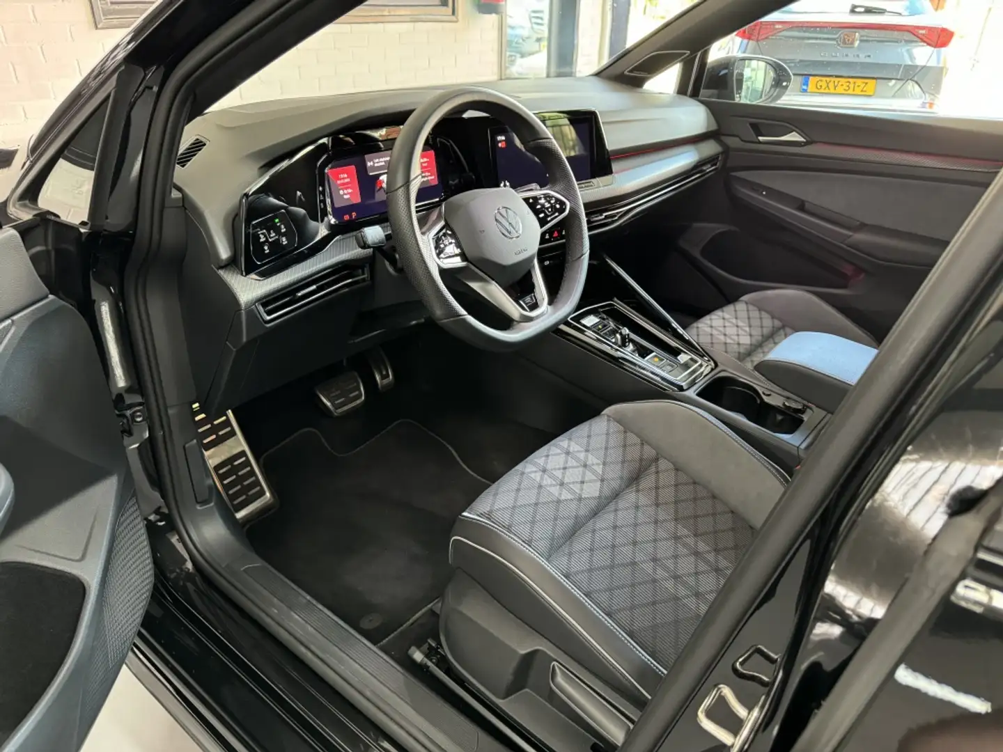 Volkswagen Golf 1.5 eTSI R-Line DSG 150PK IQ H&K Zwart - 2