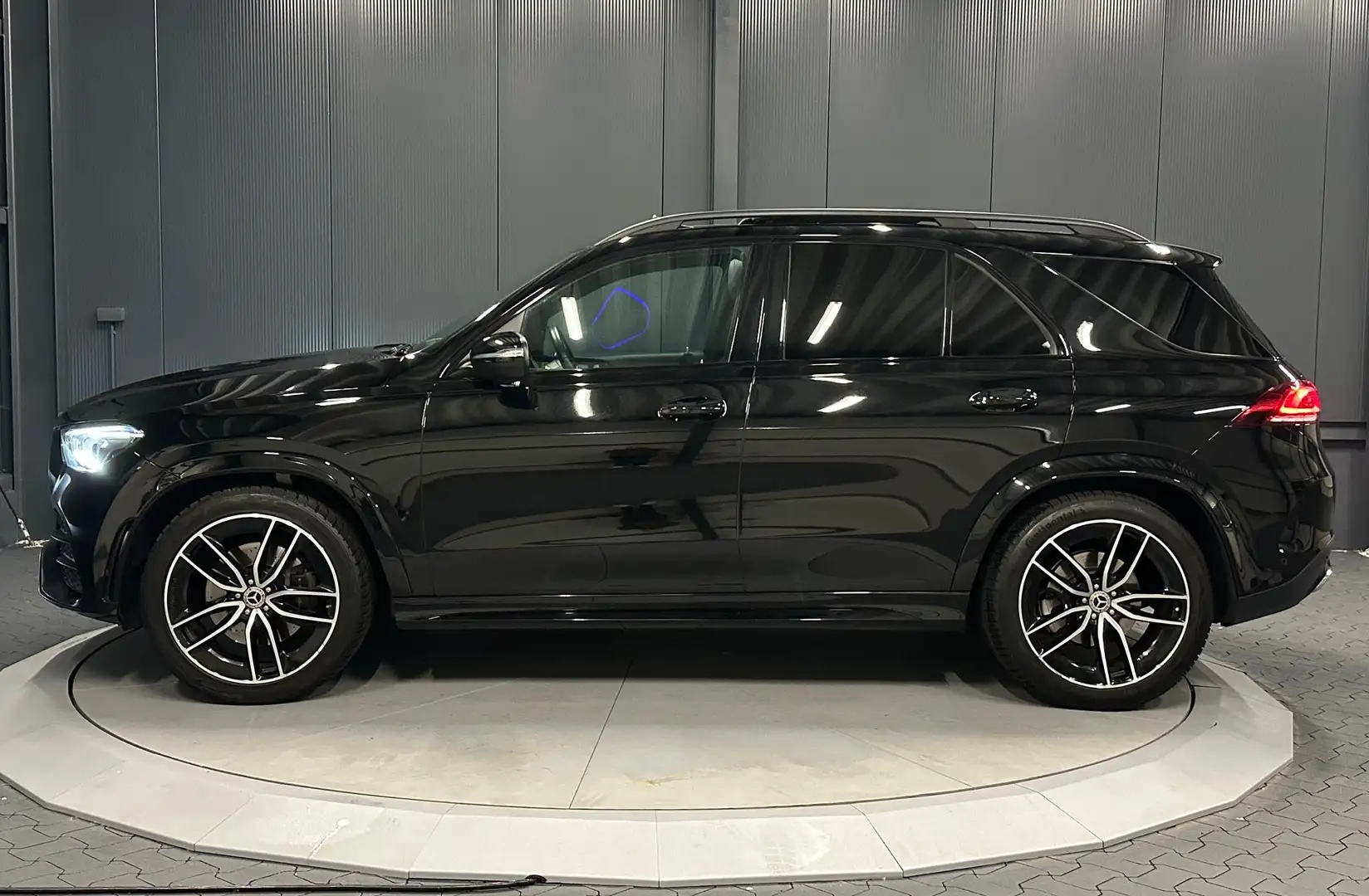 Mercedes-Benz GLE 400 d 4Matic*AMG*22Zoll*Night*PANORAMA*HIFI*Airmatic* Black - 2