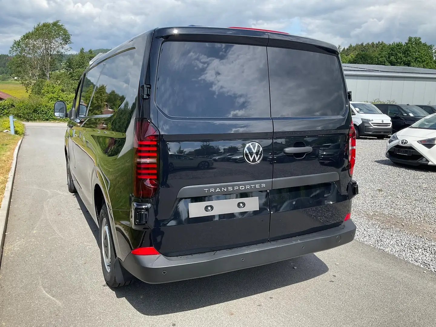 Volkswagen T7 Kastenwagen Kastenwagen 2.0 TDI 110 kW LR DSG LR, Navi, Kam... Negru - 2
