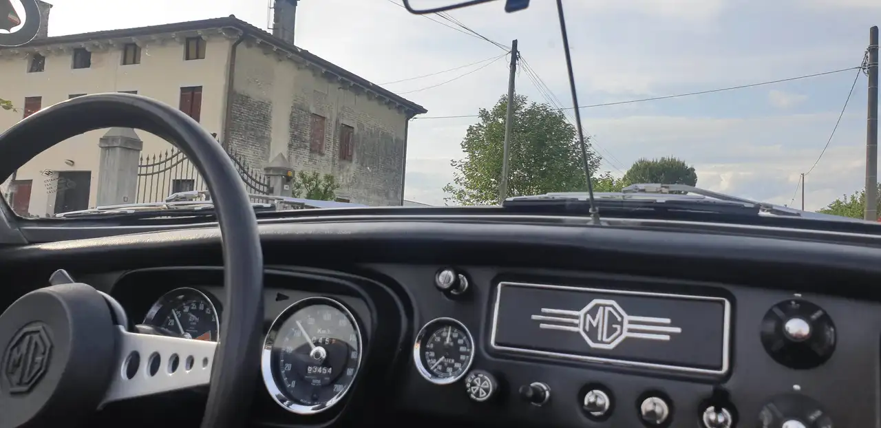 MG B Roadster 1.8 ASI – Restauro completo – Condizioni eccellenti, foto 6