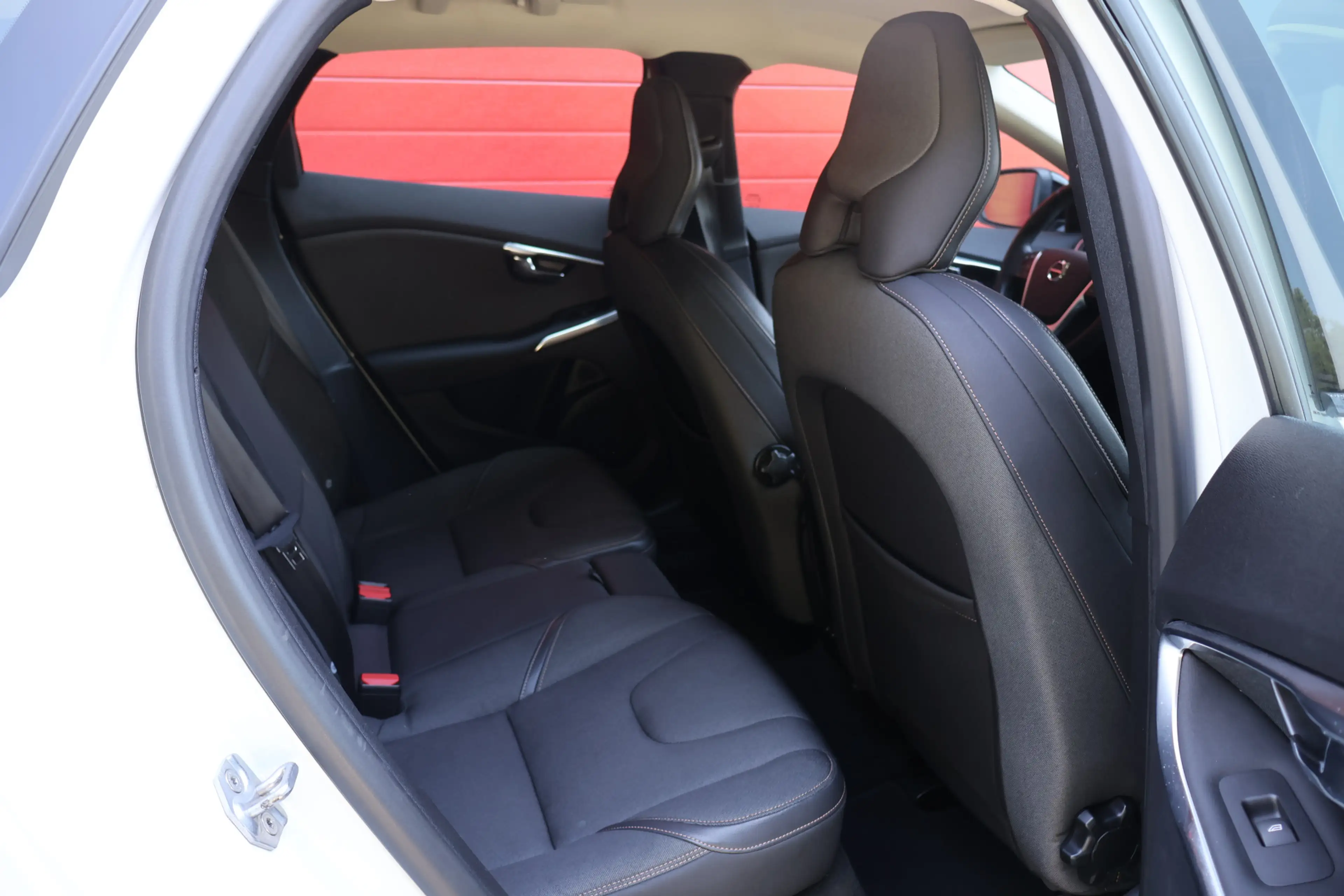 Volvo V40 Cross Country 1.5 T3 153pk Nordic+ Automaat | Trekhaak | Full LE — photo 18