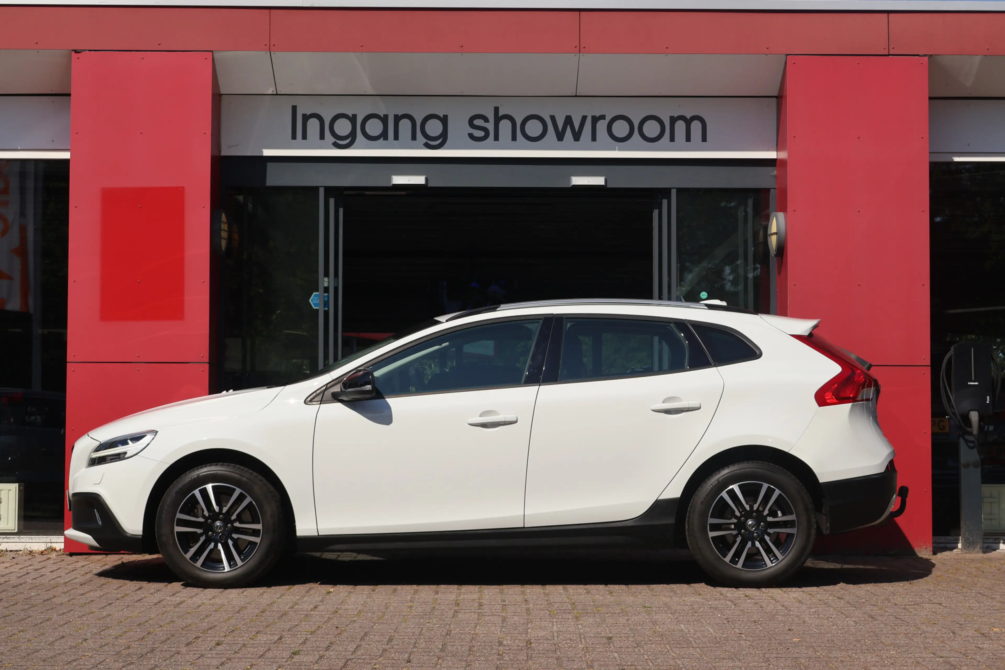 Volvo V40 Cross Country 1.5 T3 153pk Nordic+ Automaat | Trekhaak | Full LE — photo 2