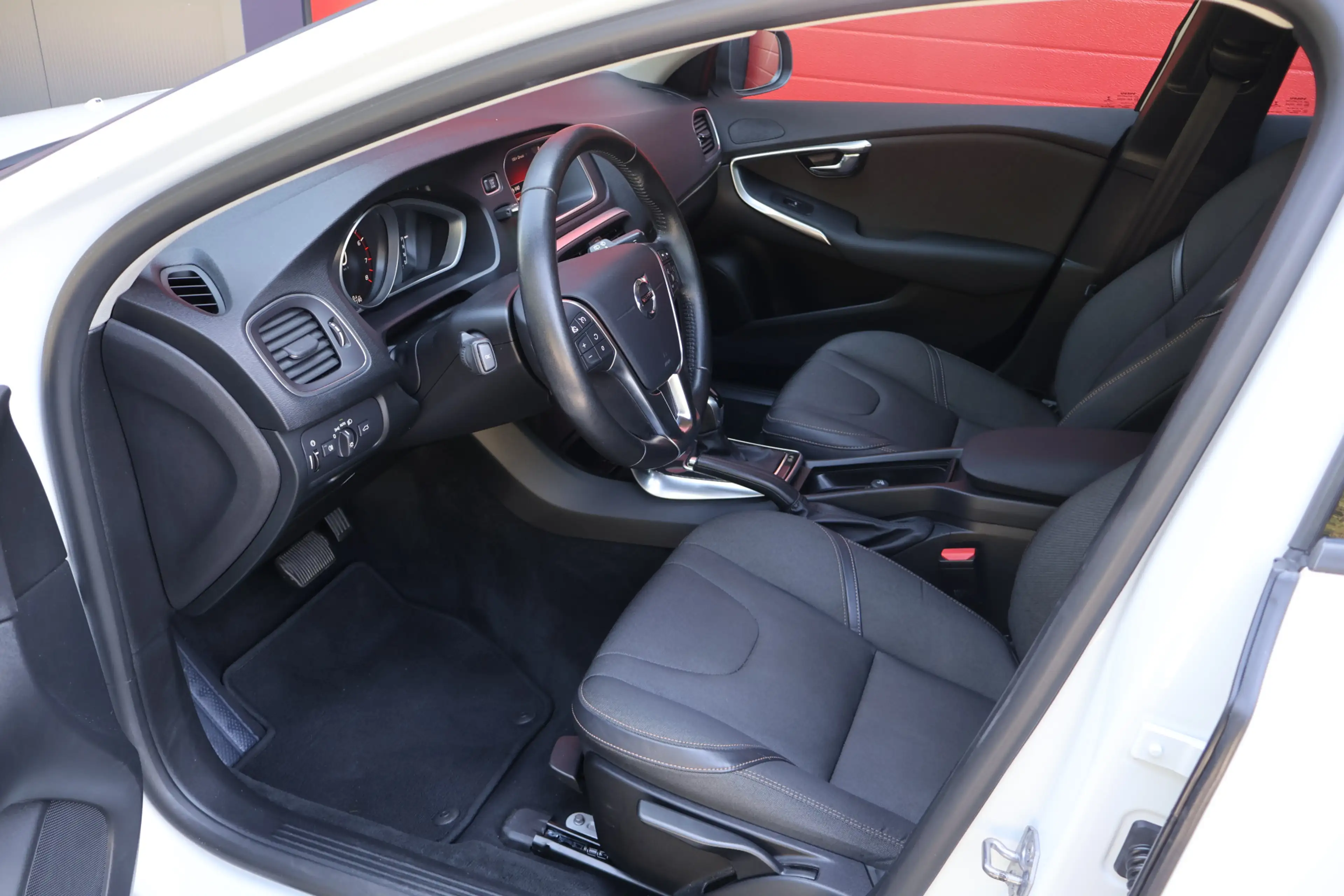 Volvo V40 Cross Country 1.5 T3 153pk Nordic+ Automaat | Trekhaak | Full LE — photo 6