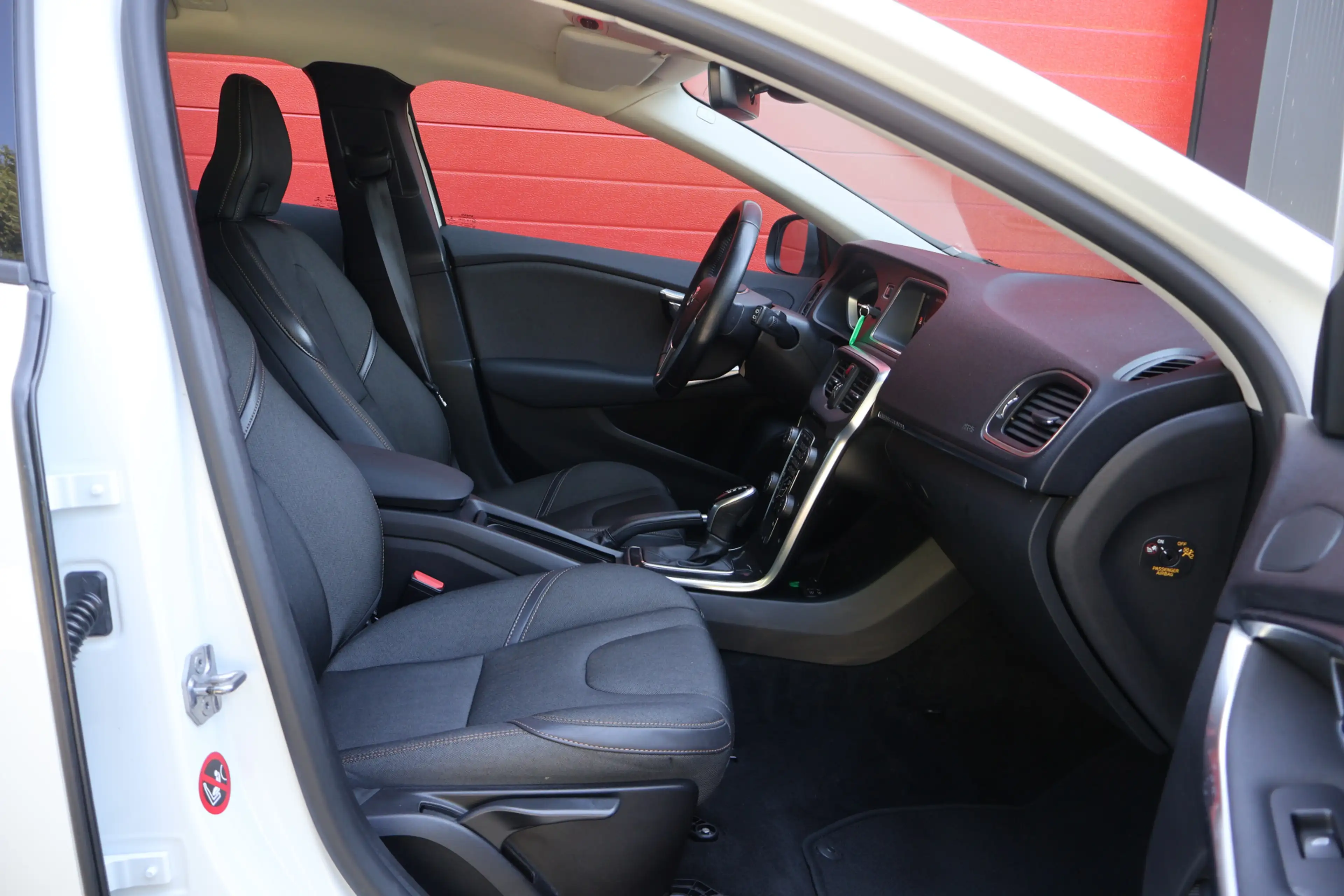 Volvo V40 Cross Country 1.5 T3 153pk Nordic+ Automaat | Trekhaak | Full LE — photo 17