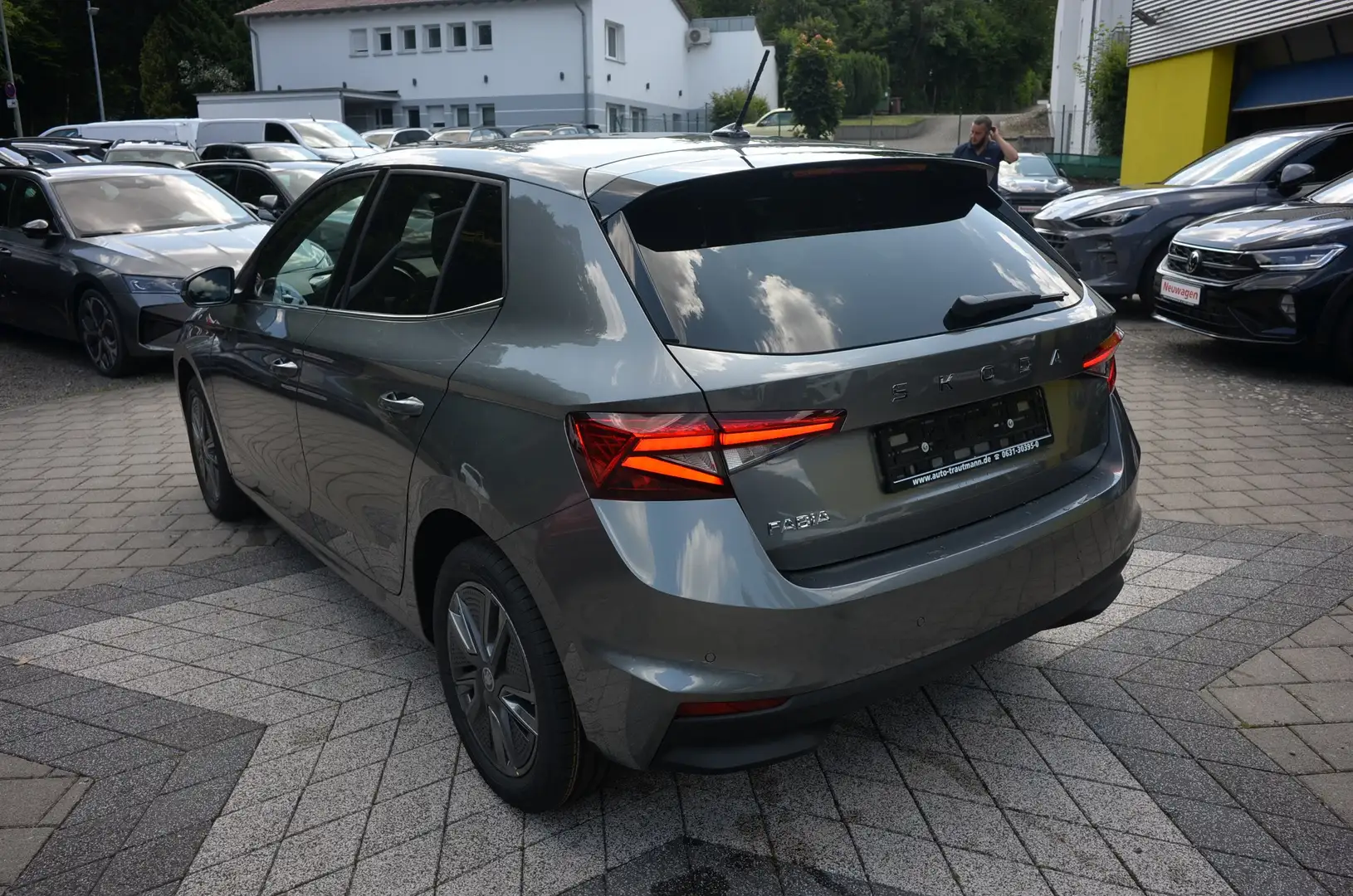 Skoda Fabia 1.5 TSI DSG 5JGAR+SIDE ASSIST+heizbSCHEIBE Grau - 2