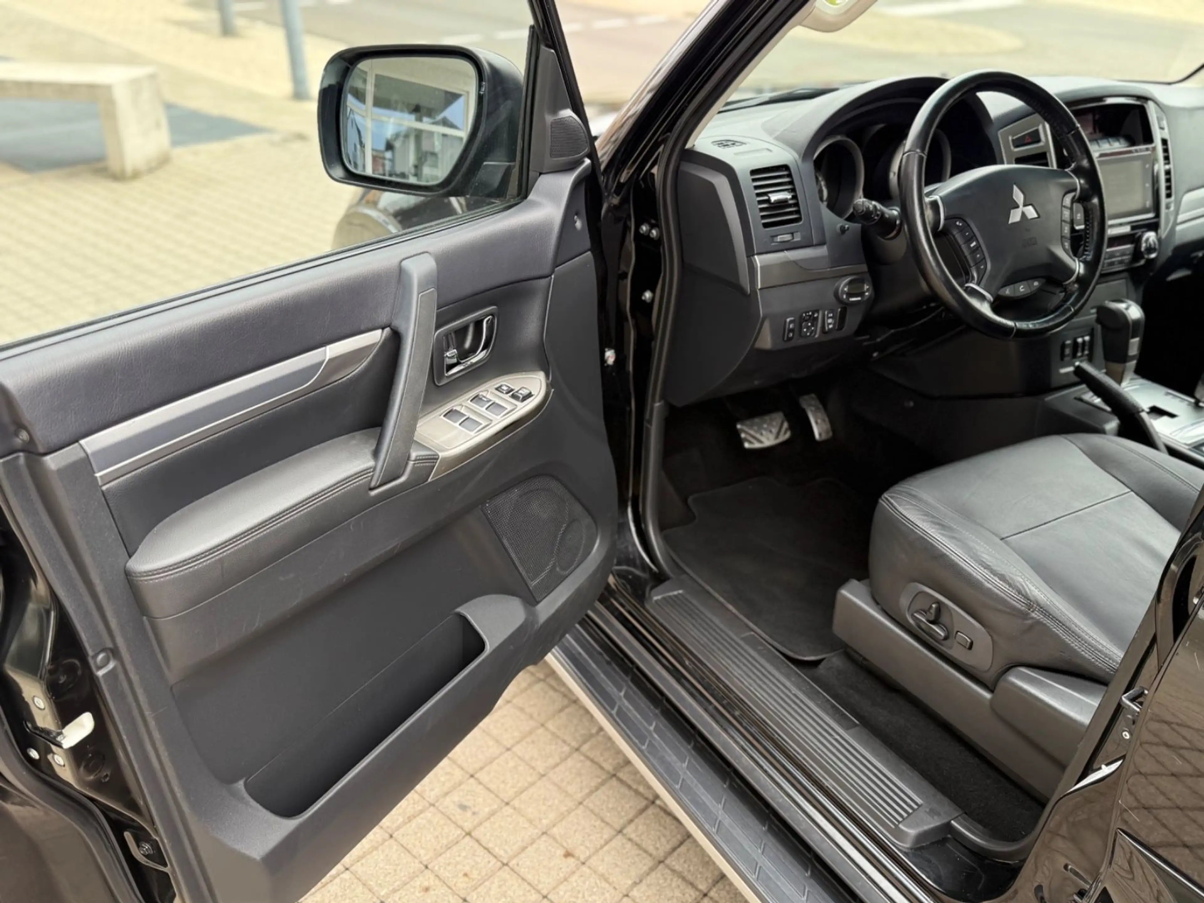 Mitsubishi Pajero 3.2 DI-D Edition 100,7Sitzer ,AHK,AUT.uvm — photo 14