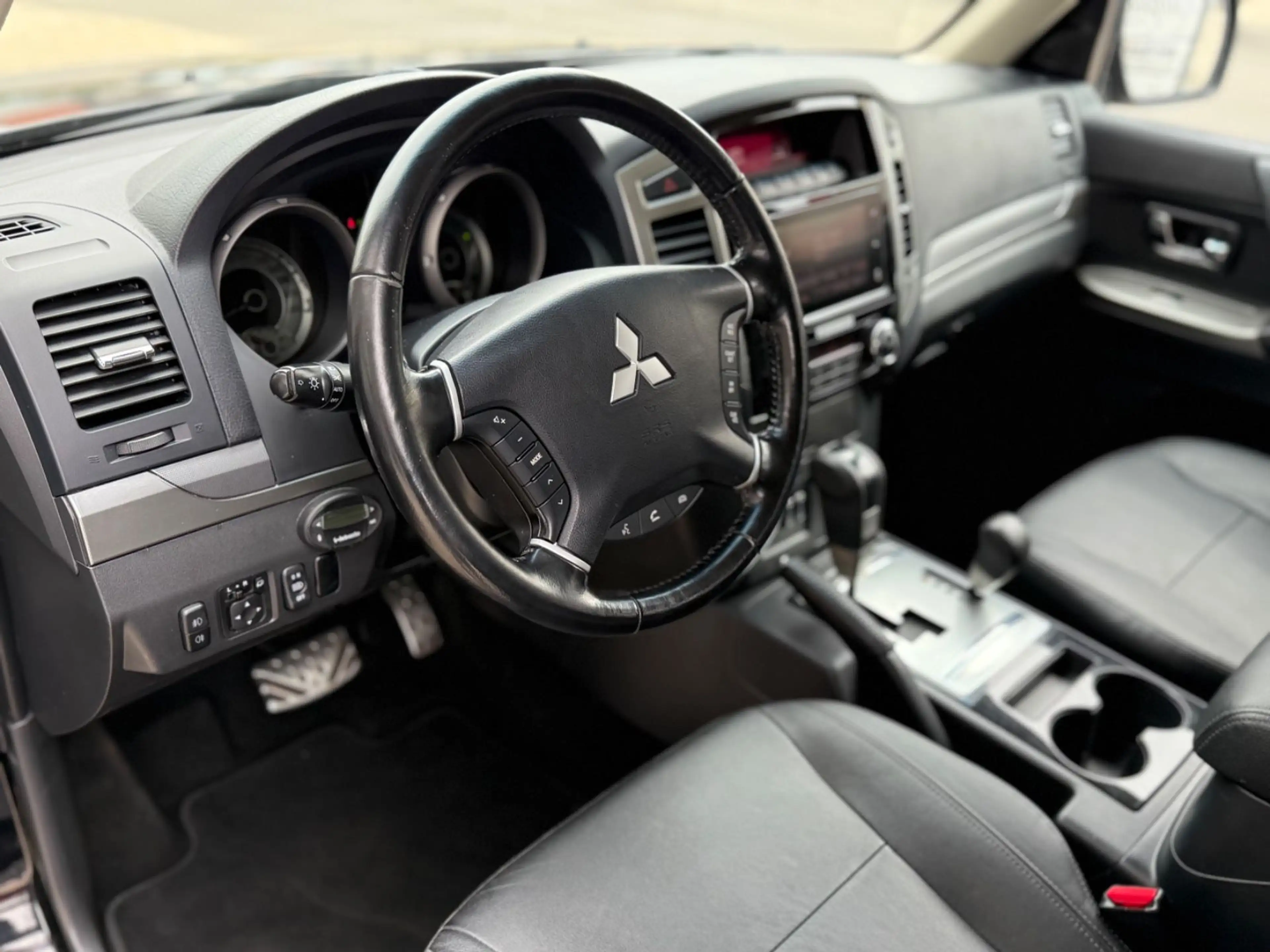 Mitsubishi Pajero 3.2 DI-D Edition 100,7Sitzer ,AHK,AUT.uvm — photo 15