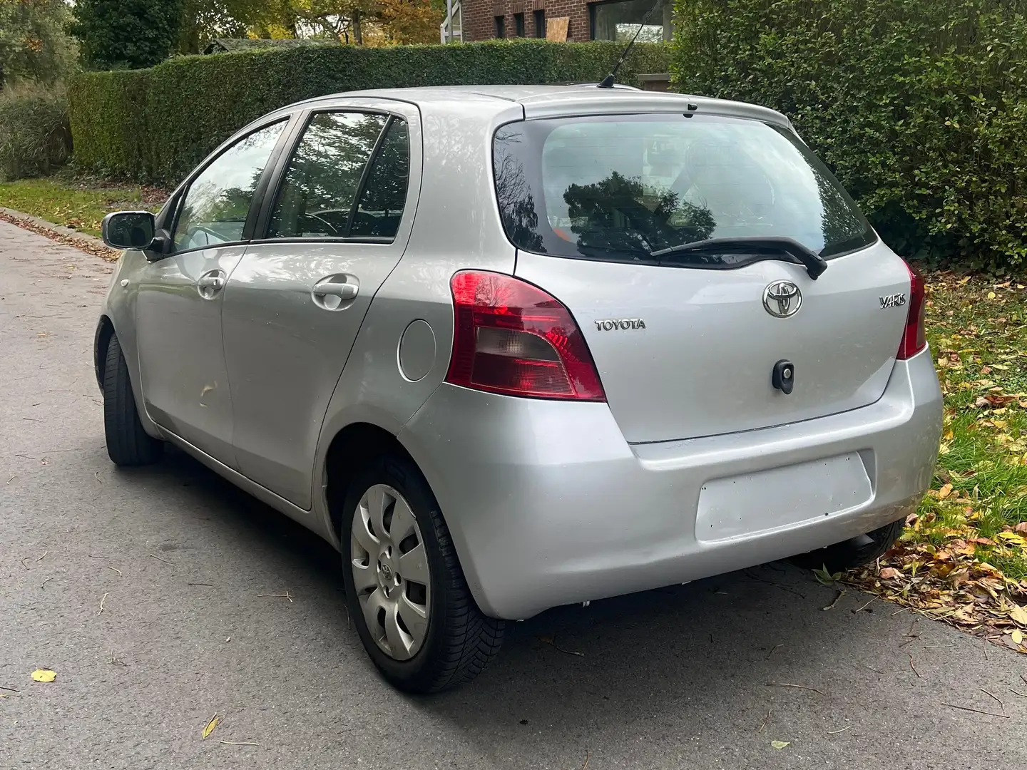 Toyota Yaris 1.3 VVT-i Linea Sol Zilver - 2