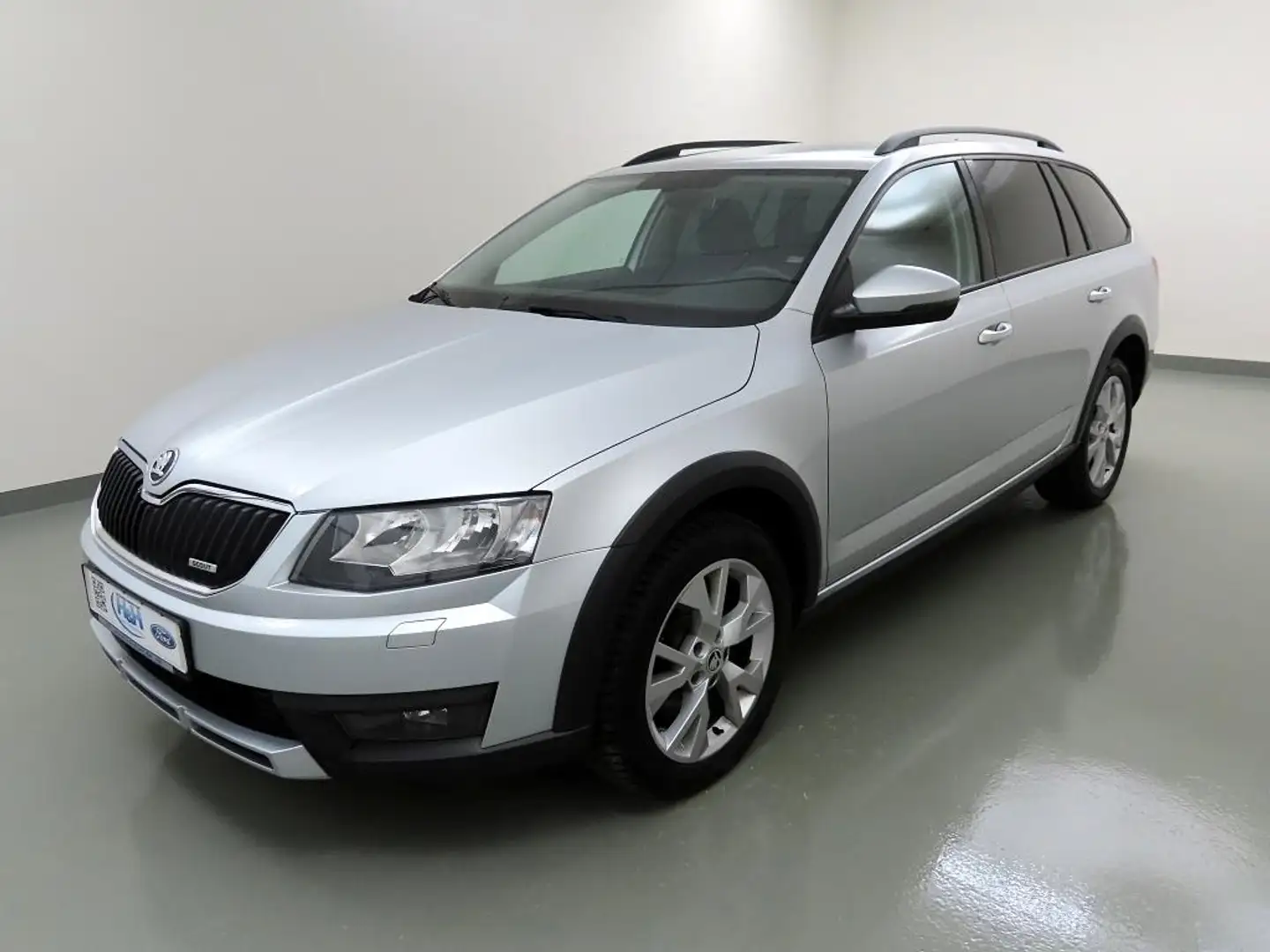 Skoda Octavia Combi 2.0 TDI Scout 4x4 AHK+SHZ+DAB Silber - 2
