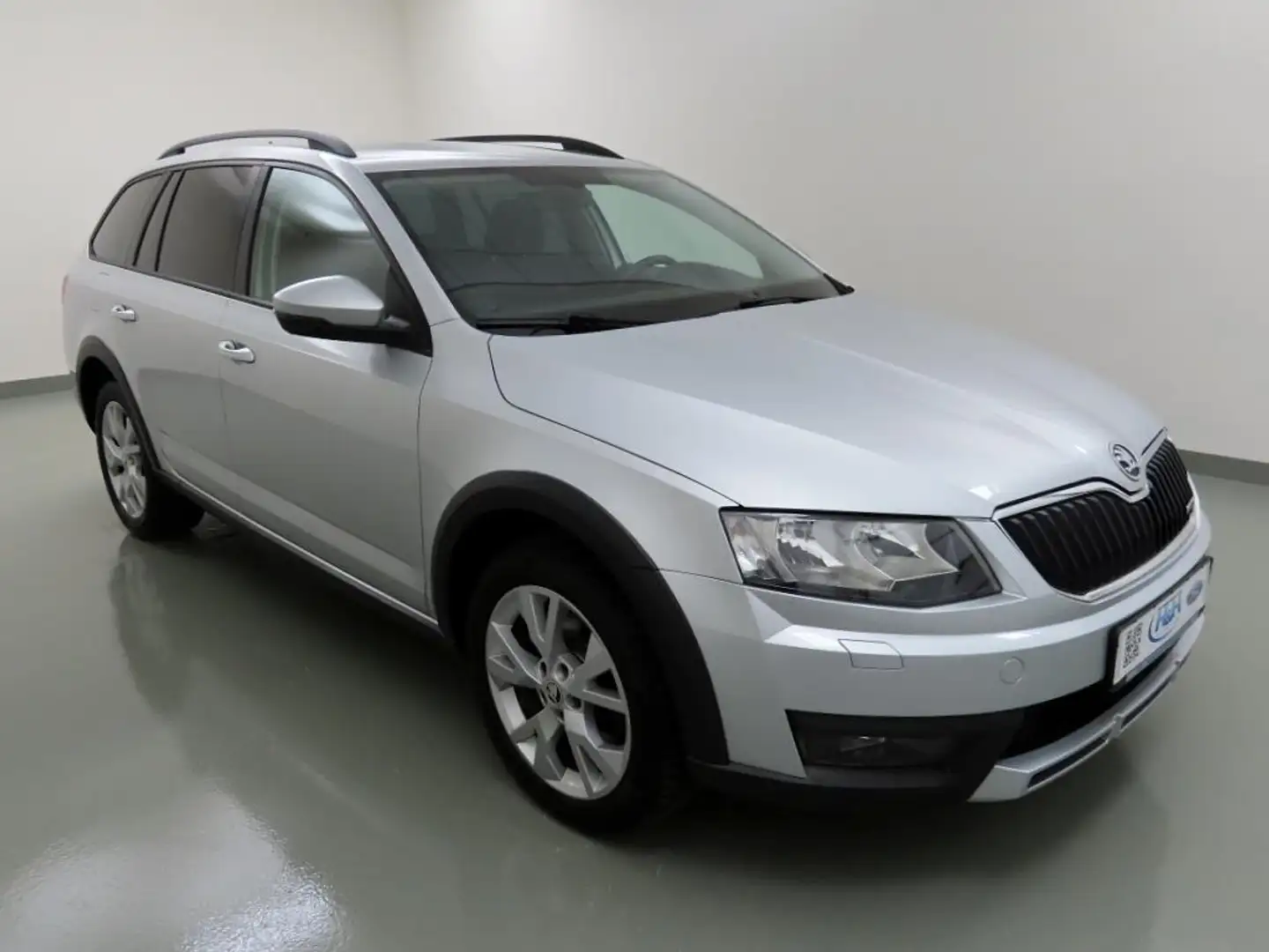 Skoda Octavia Combi 2.0 TDI Scout 4x4 AHK+SHZ+DAB Silber - 1