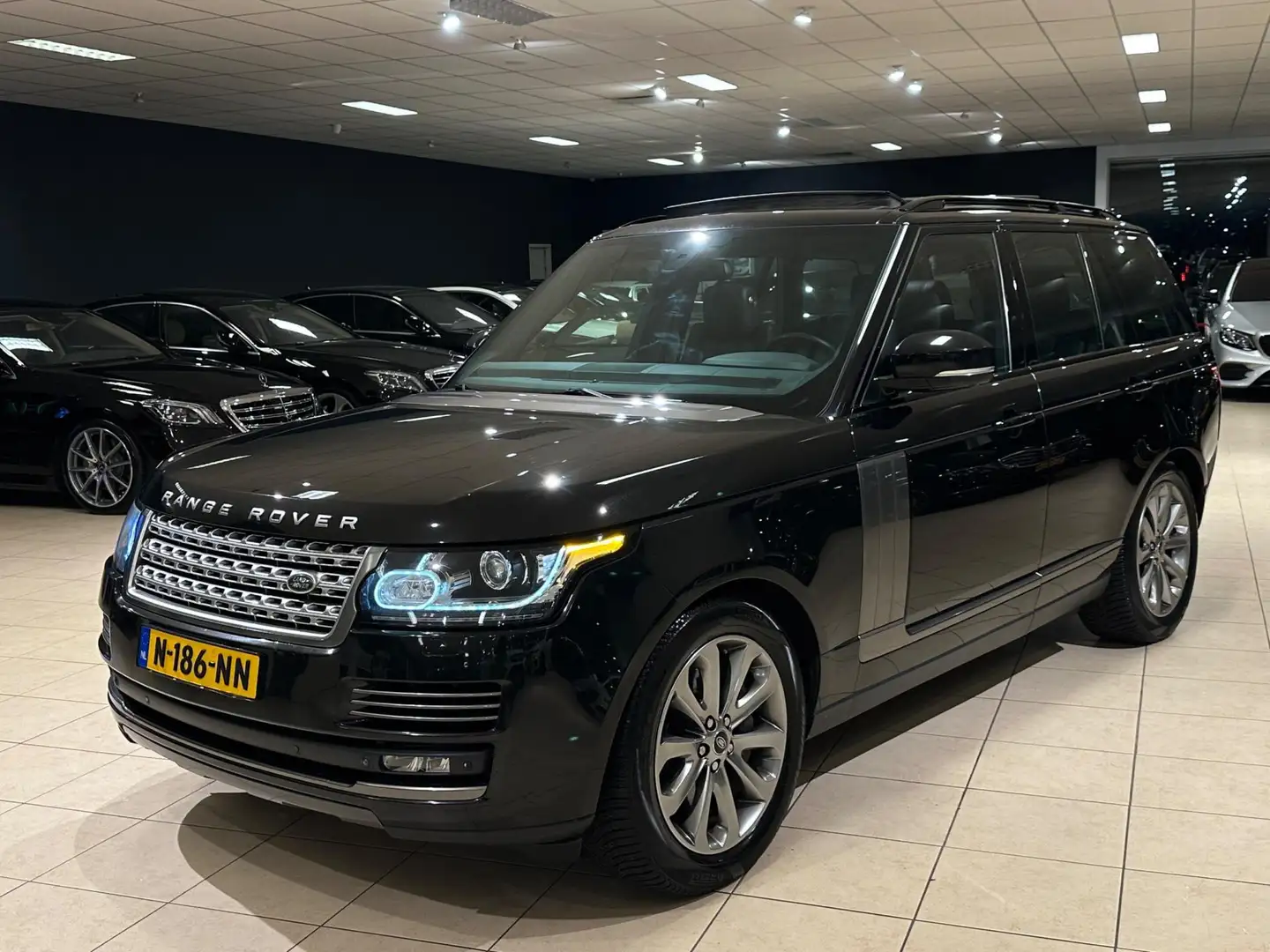 Land Rover Range Rover 4.4 SDV8 Vogue|BTW|Trekhaak|Massage|Pano|Bomvol! Zwart - 2