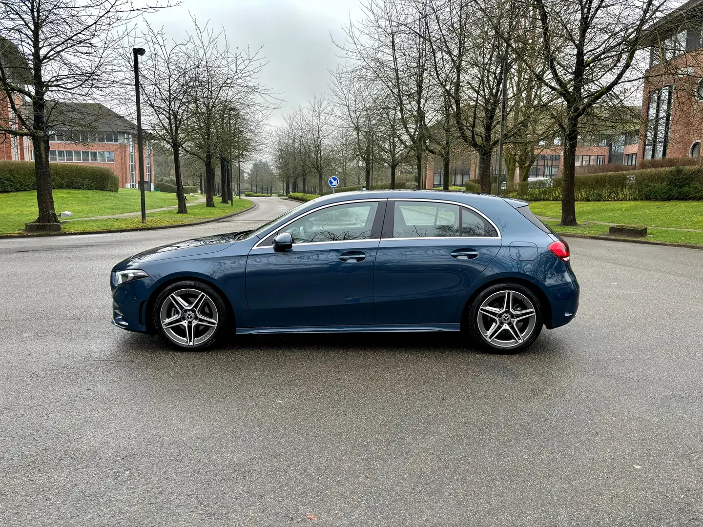 Mercedes-Benz A 180 AMG Line Blau - 2