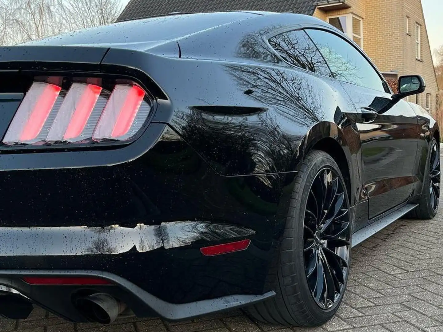 Ford Mustang Mustang 2.3 Eco Boost Aut. Zwart - 1