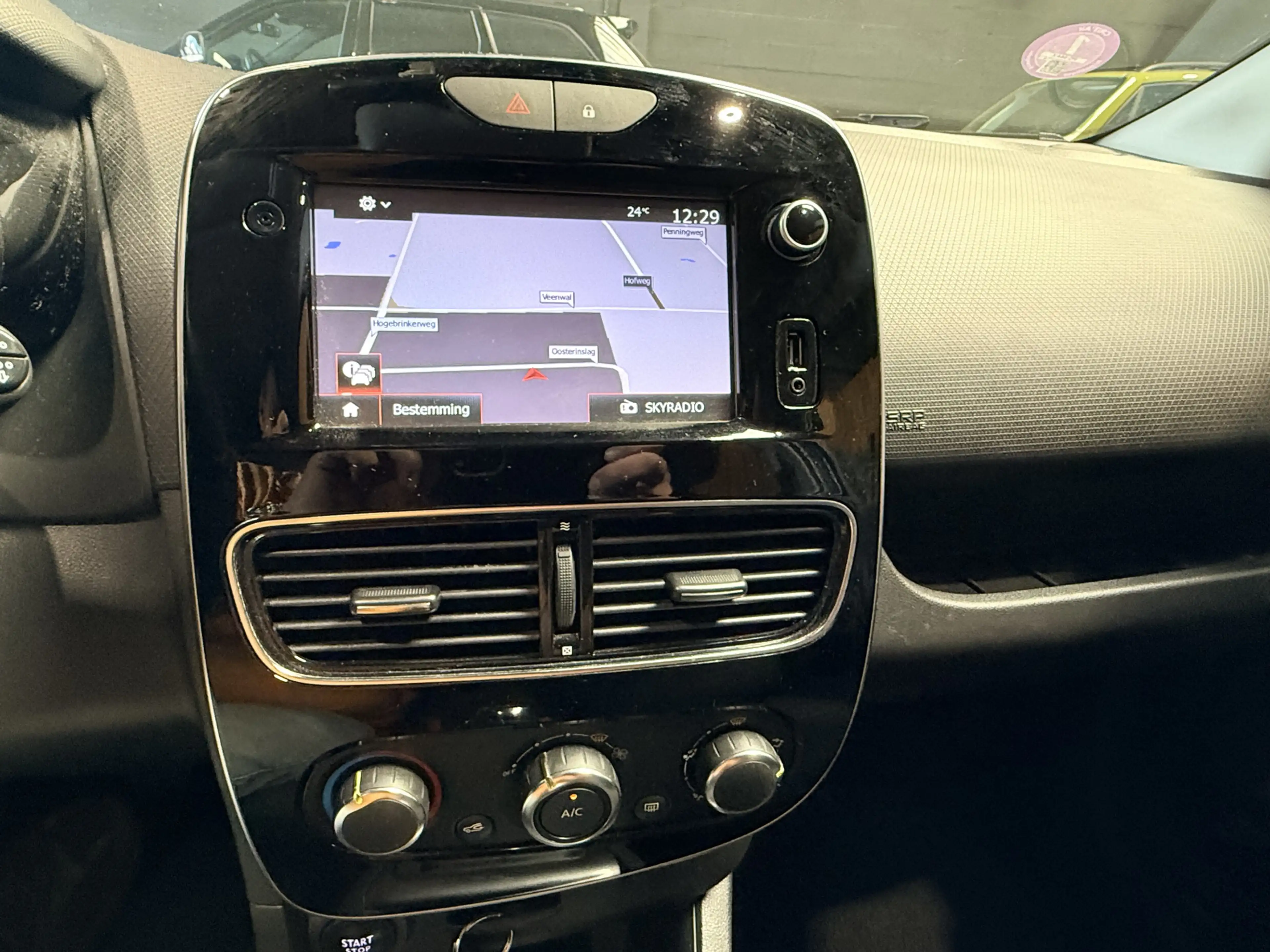 Renault Clio Estate 0.9 TCe Limited Cruise control. Navi. NAP — photo 17
