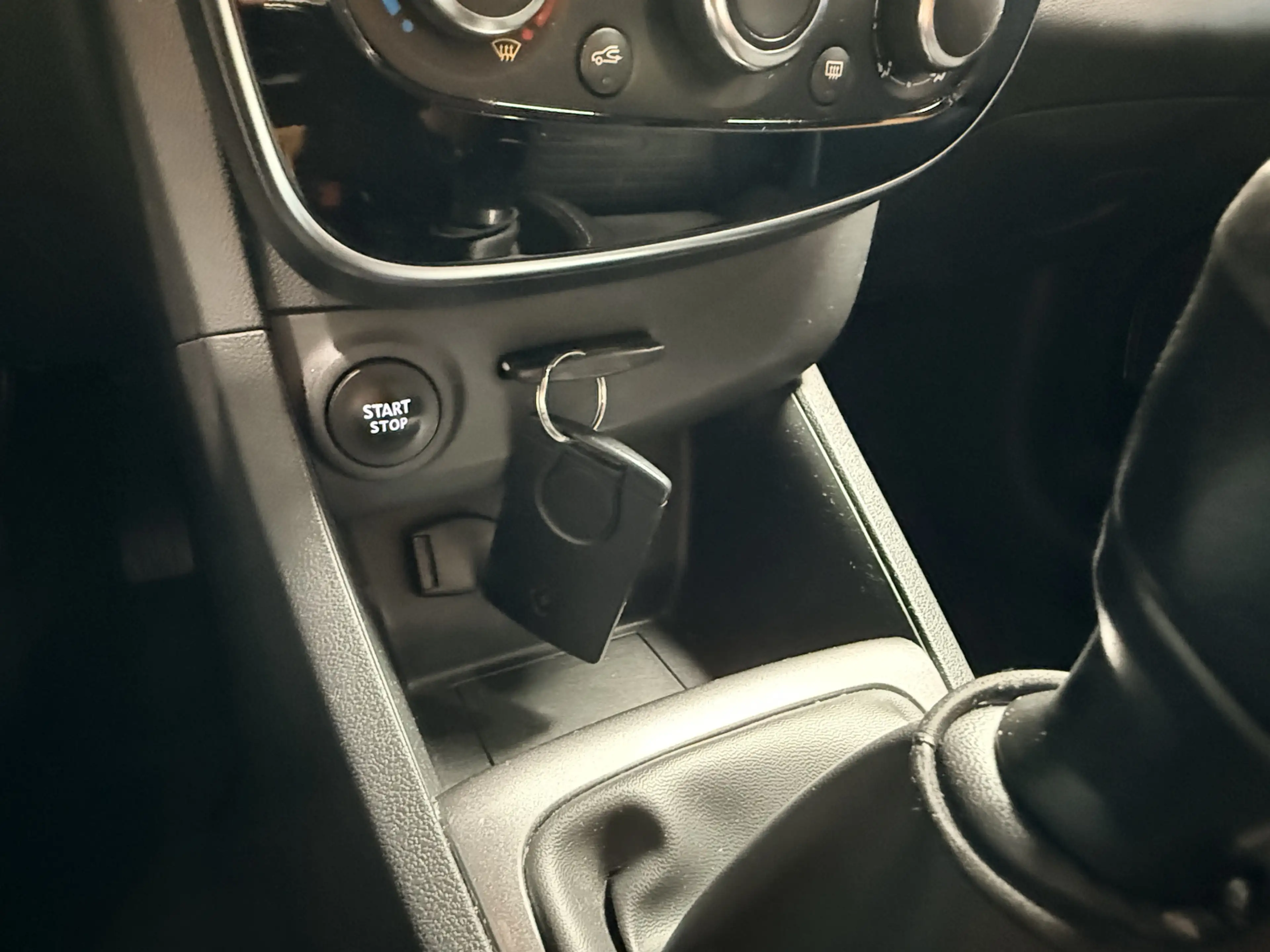 Renault Clio Estate 0.9 TCe Limited Cruise control. Navi. NAP — photo 20
