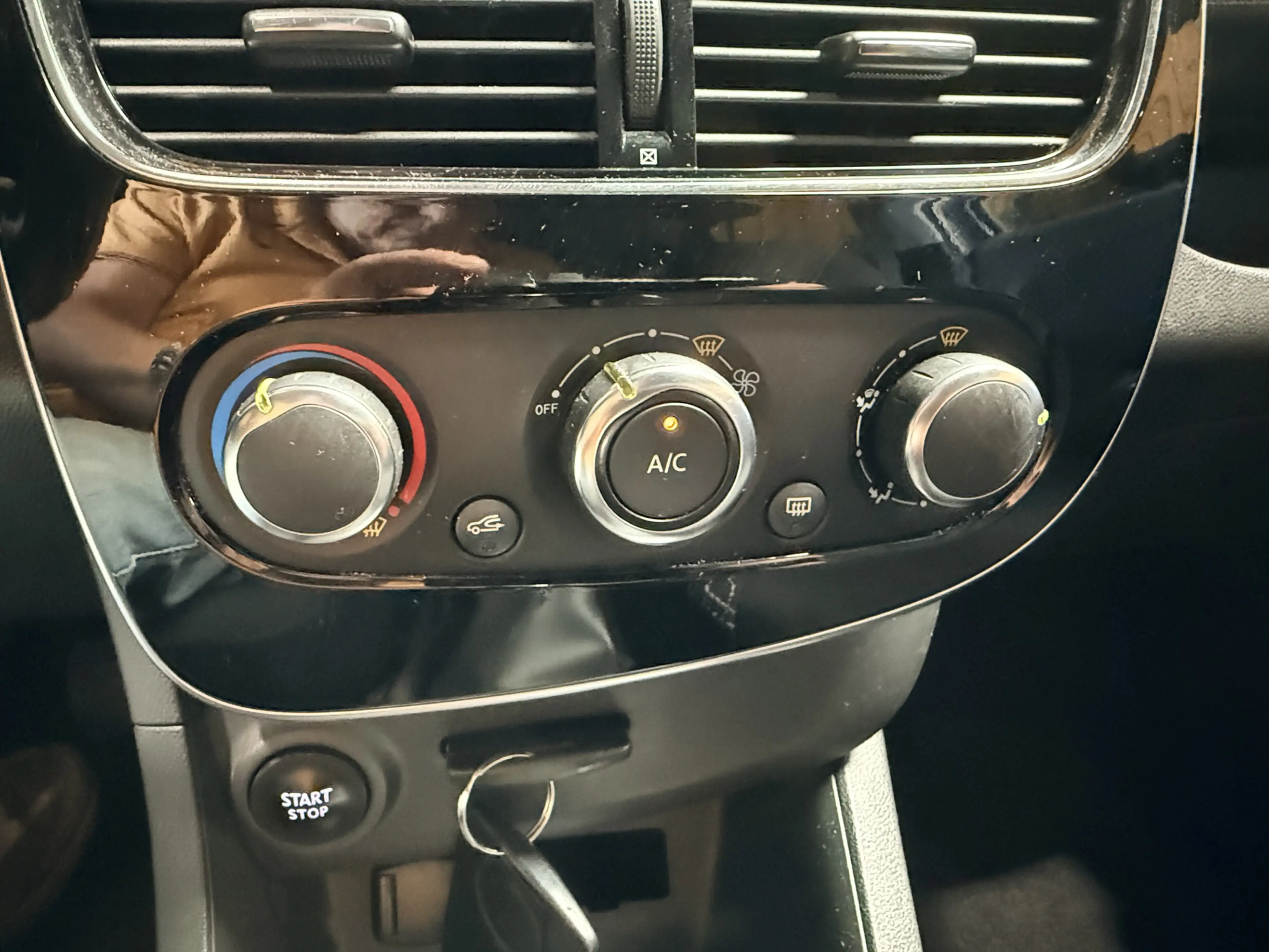Renault Clio Estate 0.9 TCe Limited Cruise control. Navi. NAP — photo 18