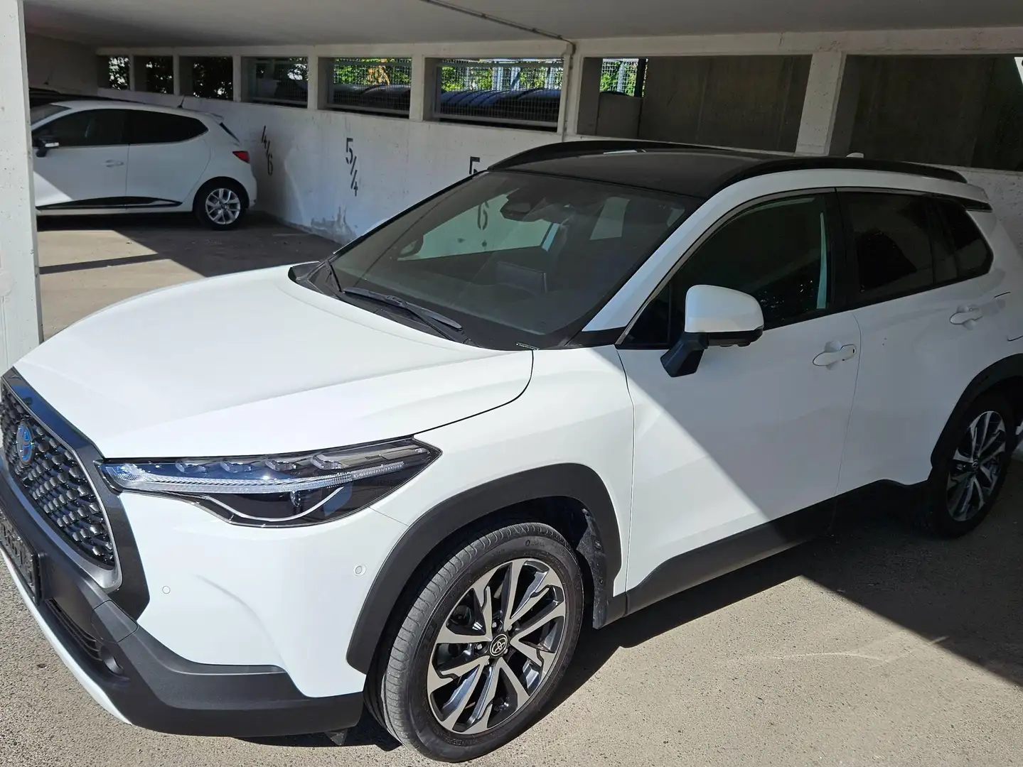 Toyota Corolla Cross Corolla Cross 2,0 Hybrid Lounge 2WD Lounge Weiß - 1