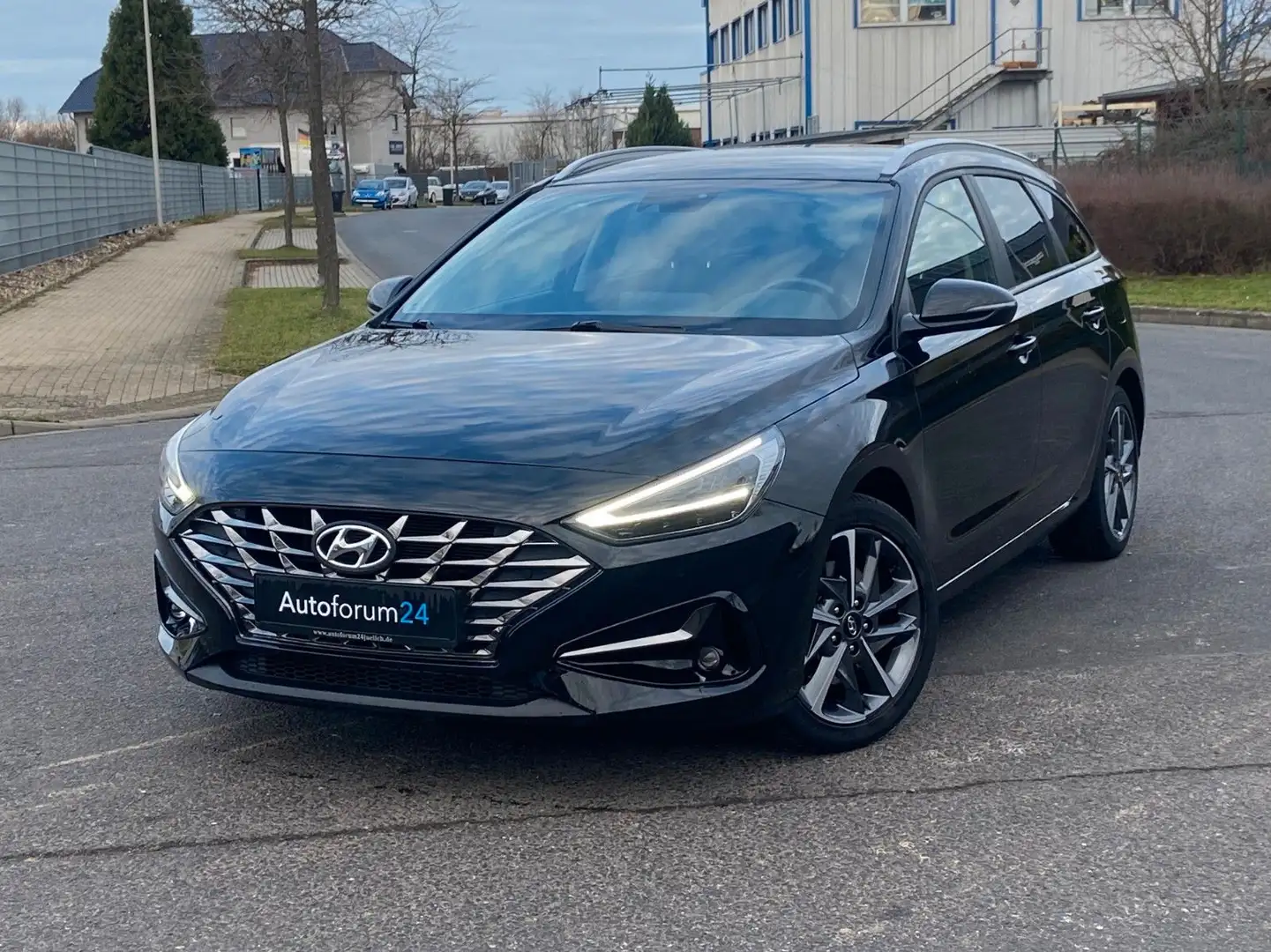 Hyundai i30 cw Edition 30+*1.Hand*Autom.*Navi*PDC*SHZ* Schwarz - 1