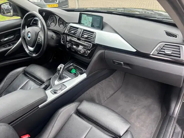 BMW 3 Series view 10