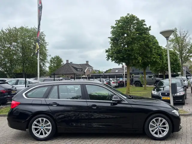 BMW 3 Series view 4