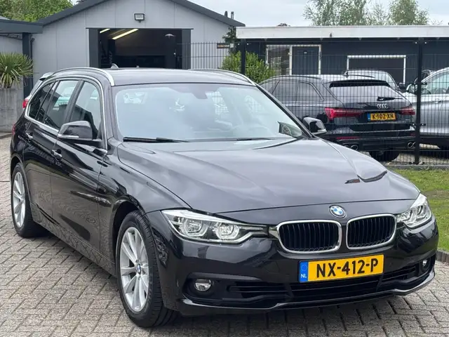 BMW 3 Series view 3