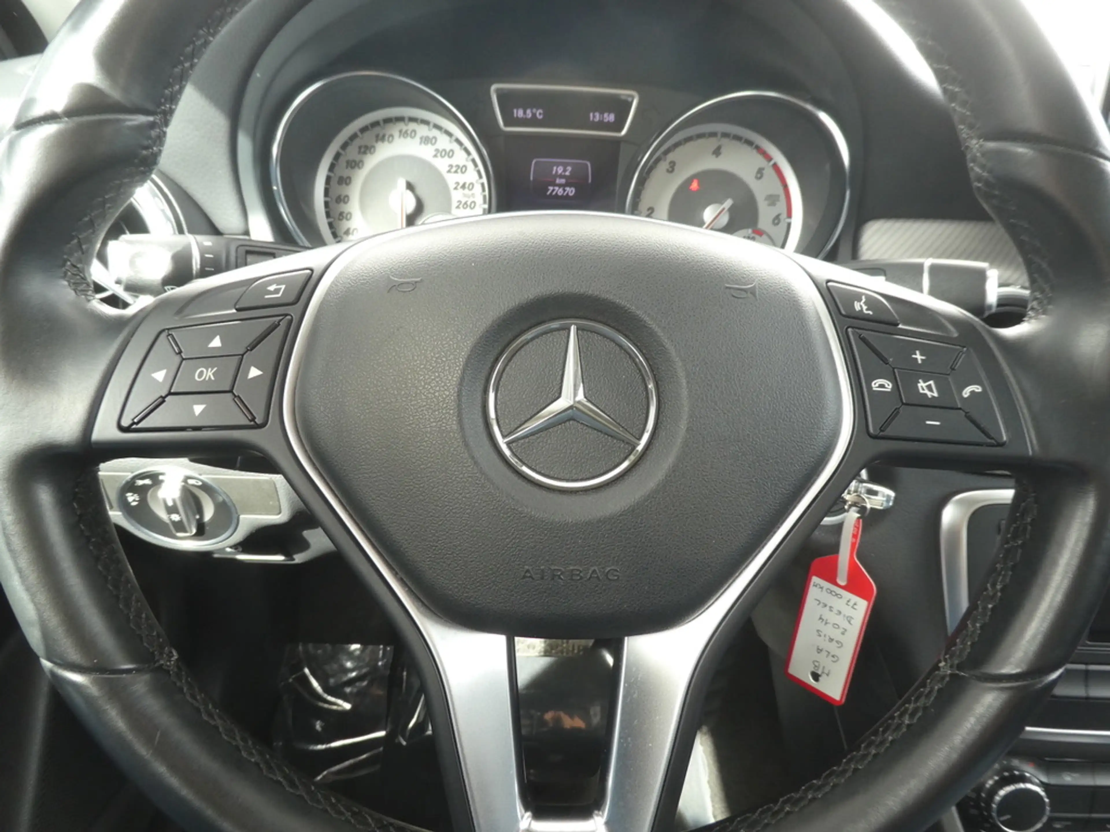 Mercedes-Benz GLA 180 AUTOMAAT Cuir, Navi, Led, Camera, Airco, PDC — photo 8