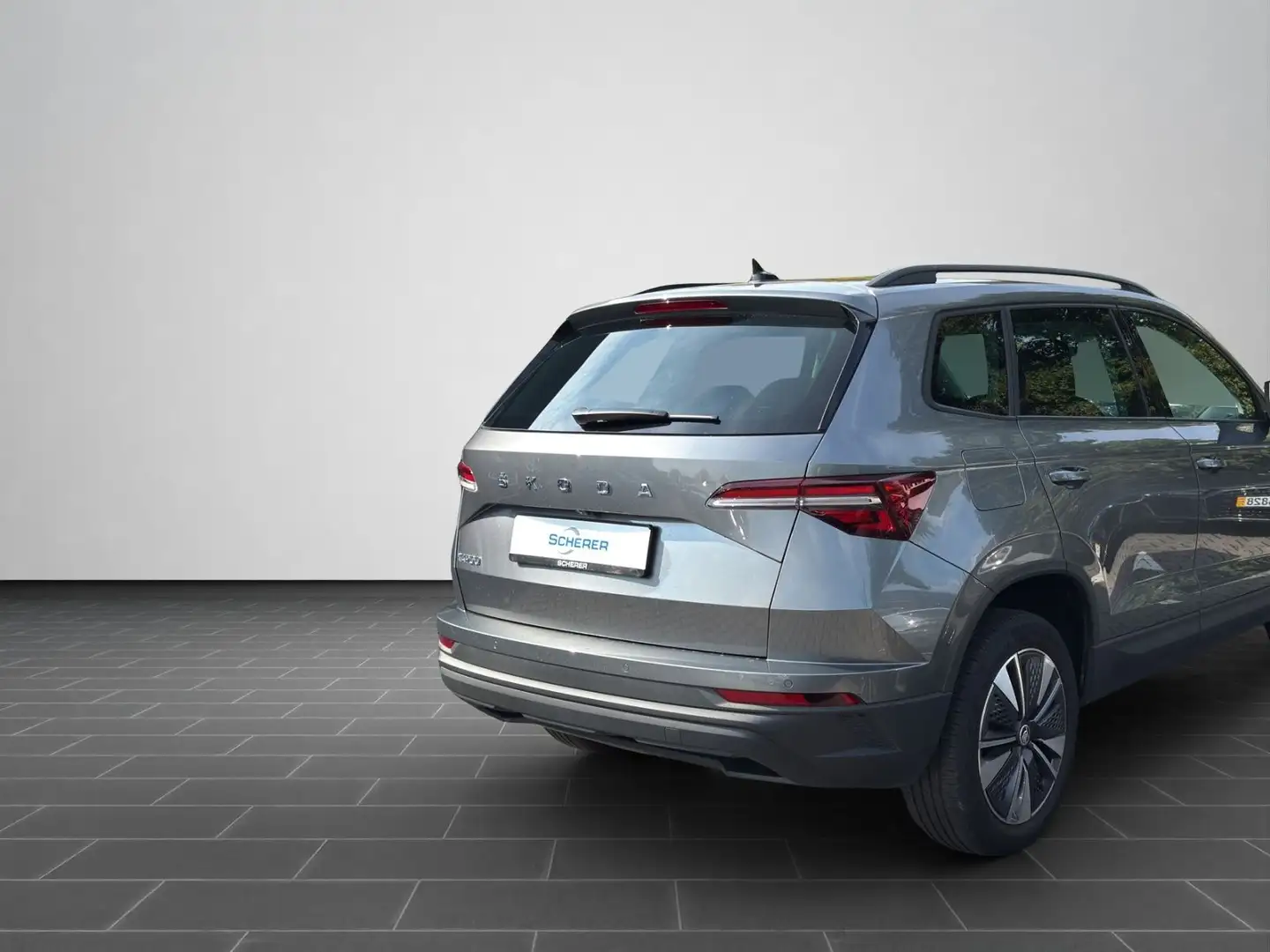 Skoda Karoq 1.5 TSI DSG Tour NAVI AHK KAMERA Grau - 2