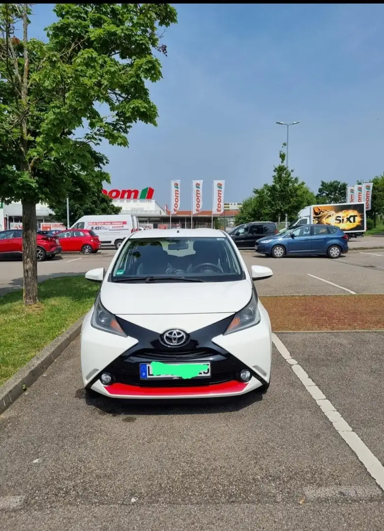 Toyota Aygo x-play touch Bílá - 1