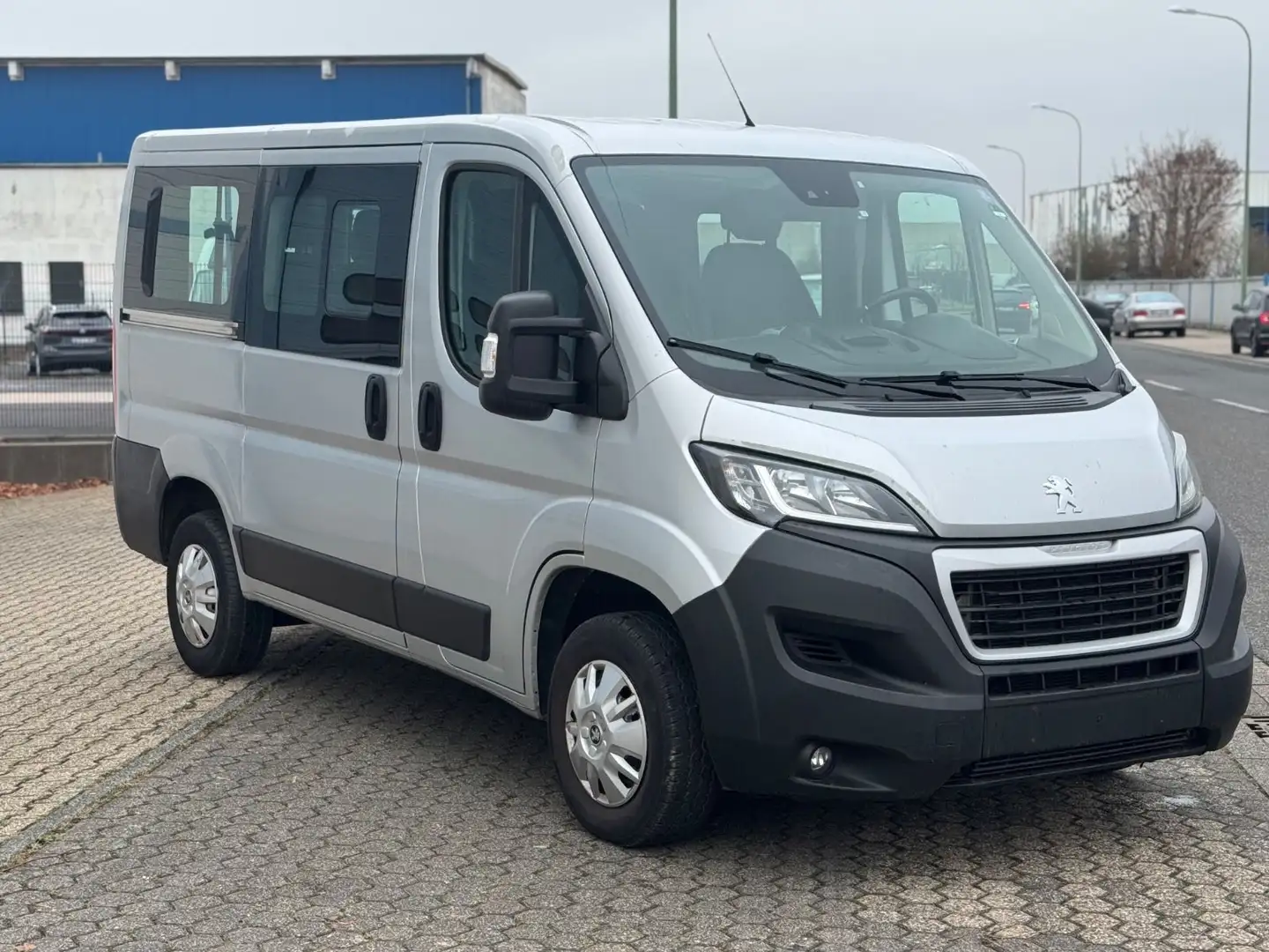 Peugeot Boxer Kombi 330 L1H1 Allure Blue-HDi 140 Grau - 2