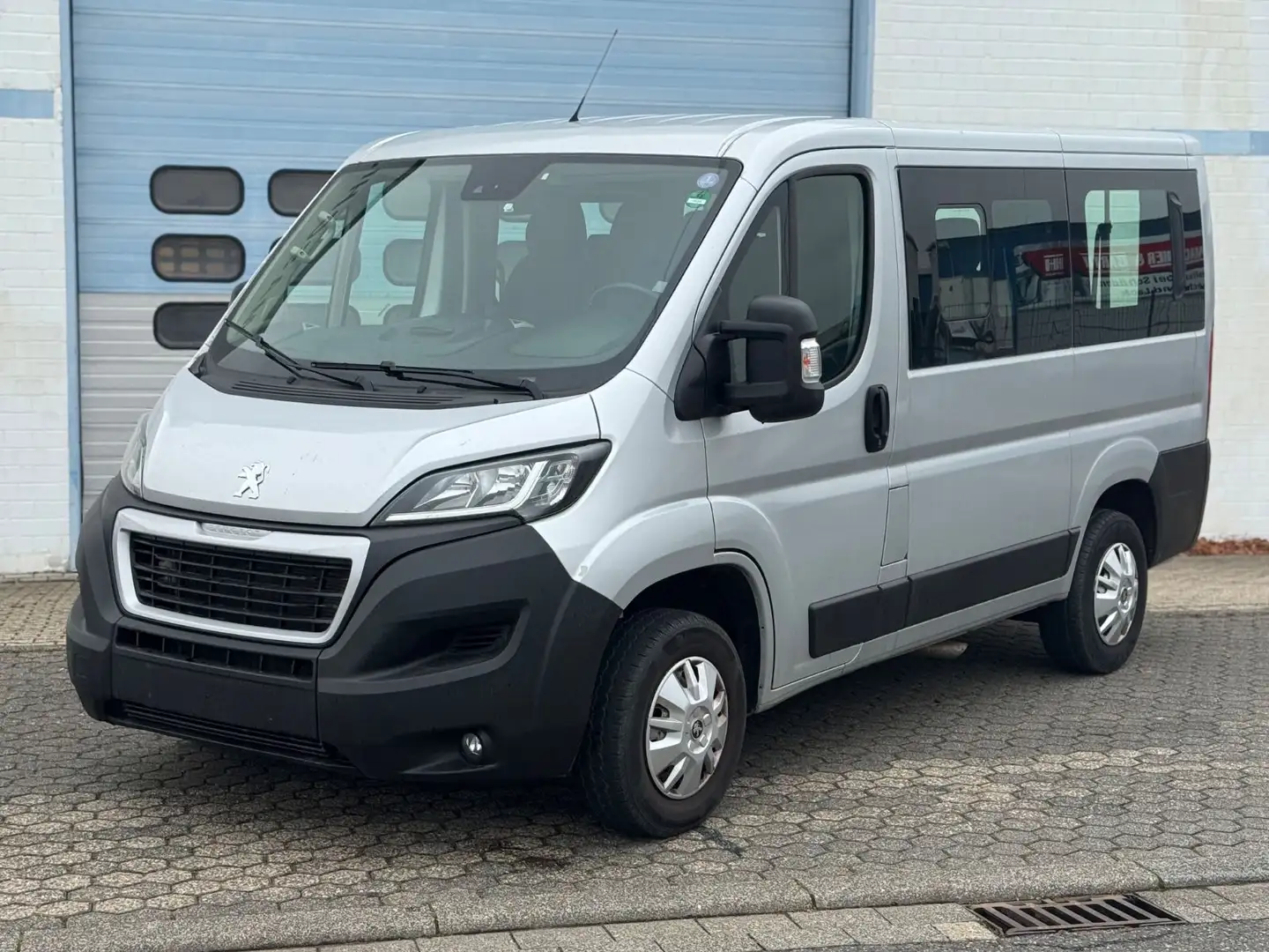Peugeot Boxer Kombi 330 L1H1 Allure Blue-HDi 140 Grau - 1