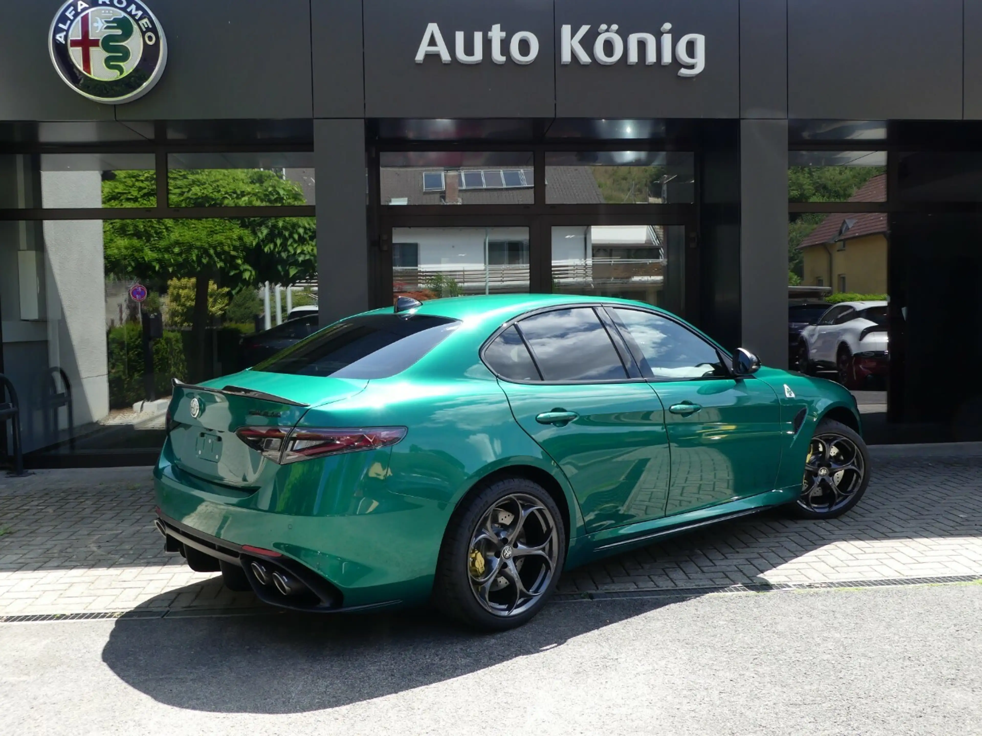 Alfa Romeo Giulia Quadrifoglio Oro 2.9 V6 Bi-Turbo AT8 — photo 2