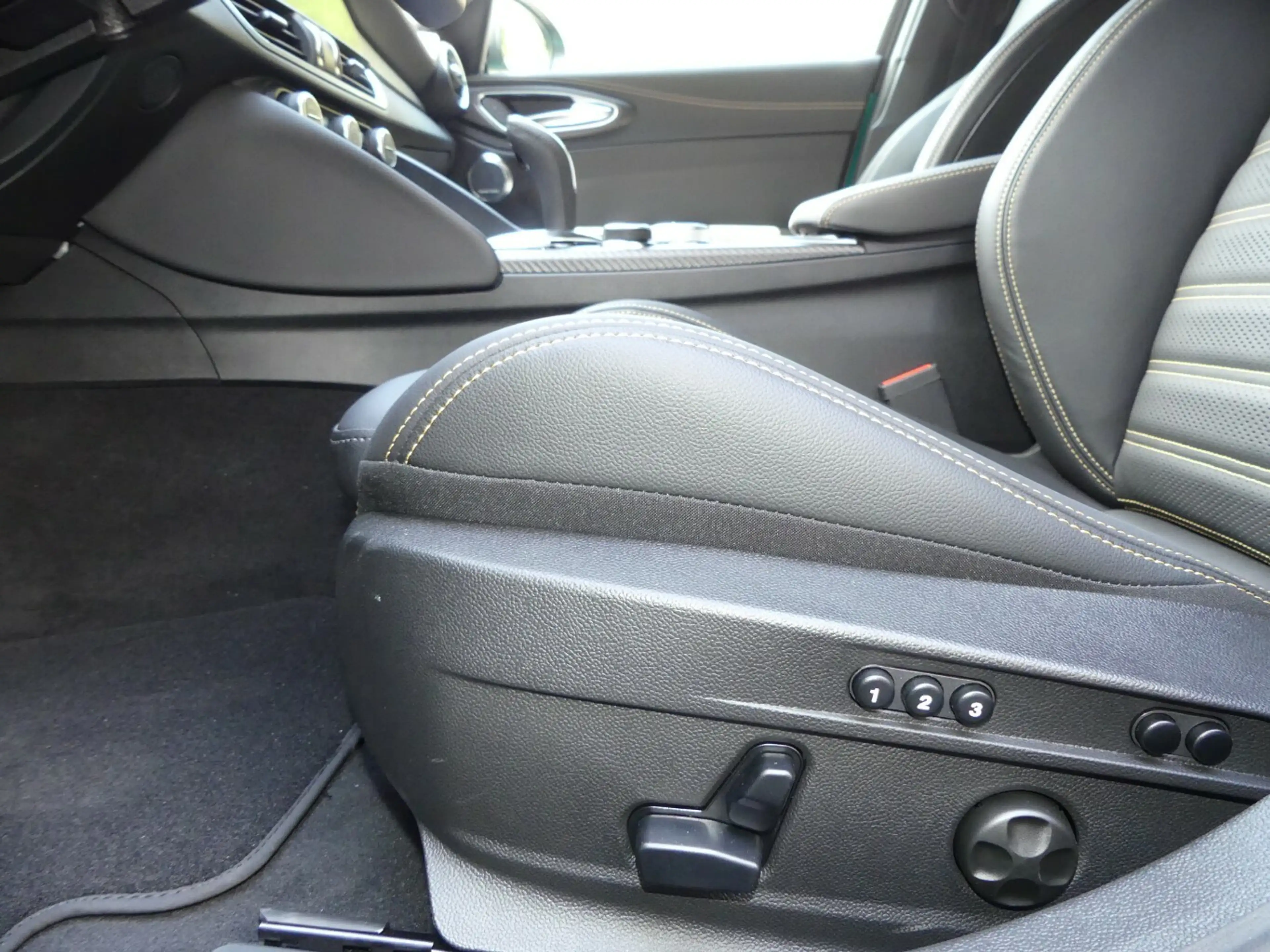 Alfa Romeo Giulia Quadrifoglio Oro 2.9 V6 Bi-Turbo AT8 — photo 9